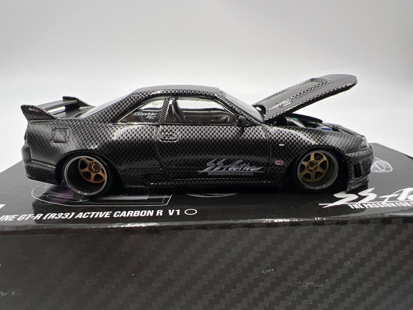 Mini GT Kaido House #116 Nissan Skyline GT-R R33 Active Carbon R V1