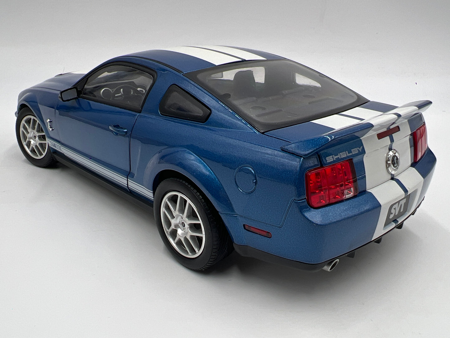 Shelby Collectibles 1:18 Scale Loose 2007 Shelby GT500 Blue/White