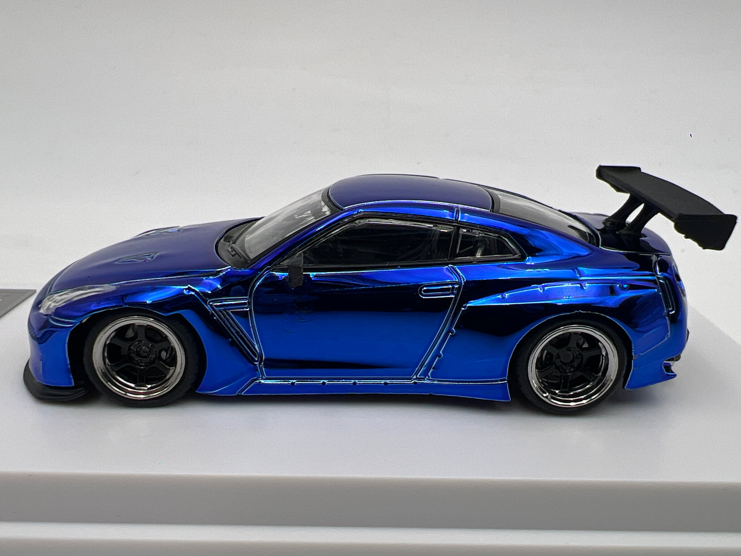 LMLF Models 1/64 #143/499 Nissan GT-R Skyline Chrome Blue Cracked Case