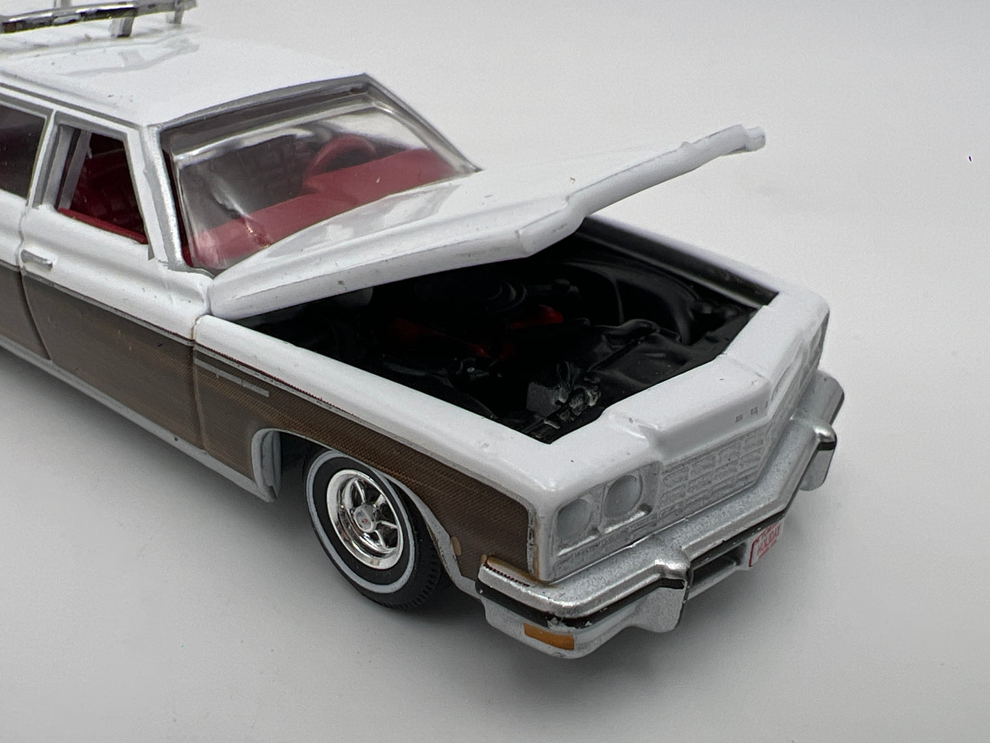 Auto World 1/64 Muscle Wagons 1974 Buick Estate Wagon White Loose