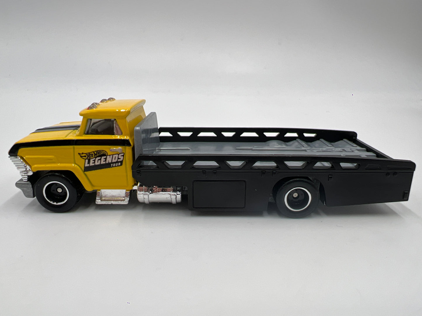 Hot Wheels 1/64 Premium Team Transport Legends Tour Custom 70 Chevy Nova & Horizon Hauler Yellow Loose