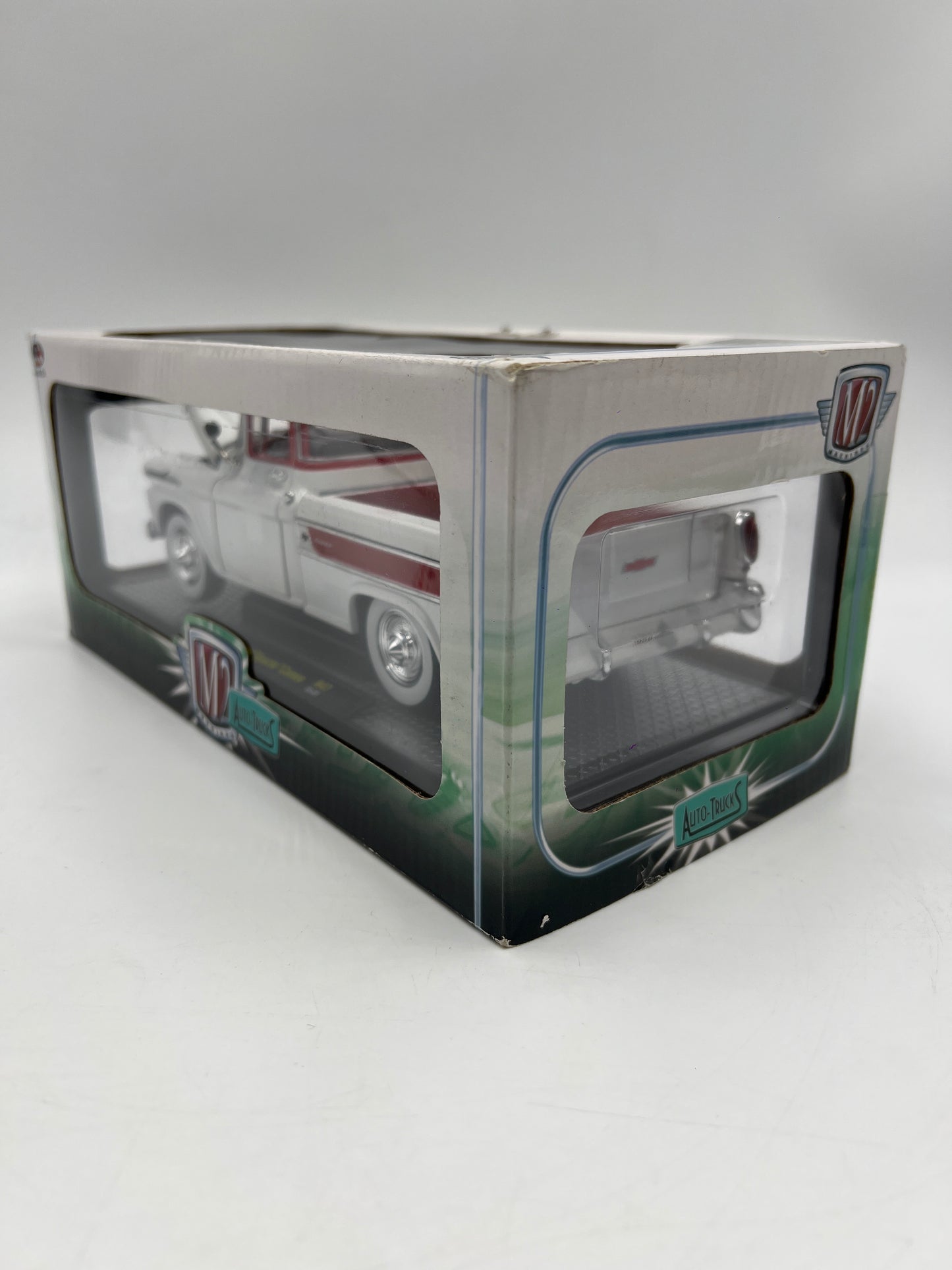 M2 Machines 1/24 Premium Edition Auto-Trucks 1958 Chevrolet Apache Cameo White/Red R47