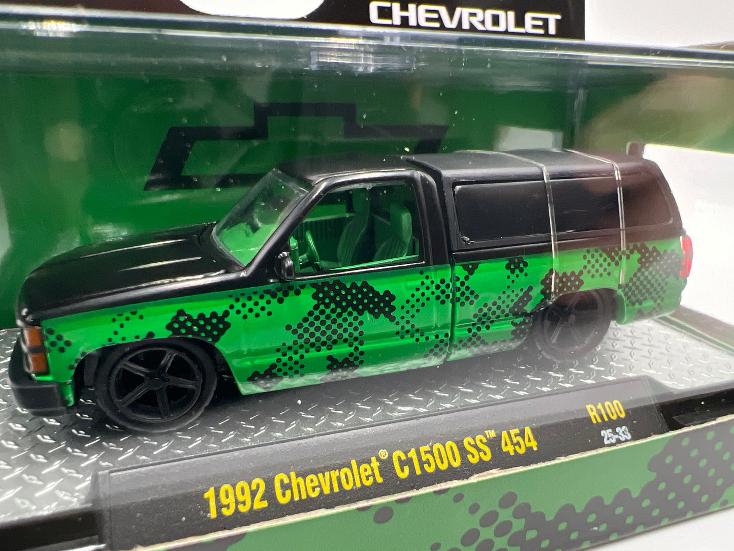 2025 M2 Machines Auto-Thentics 1992 Chevrolet C1500 SS 454 Green/Black R100