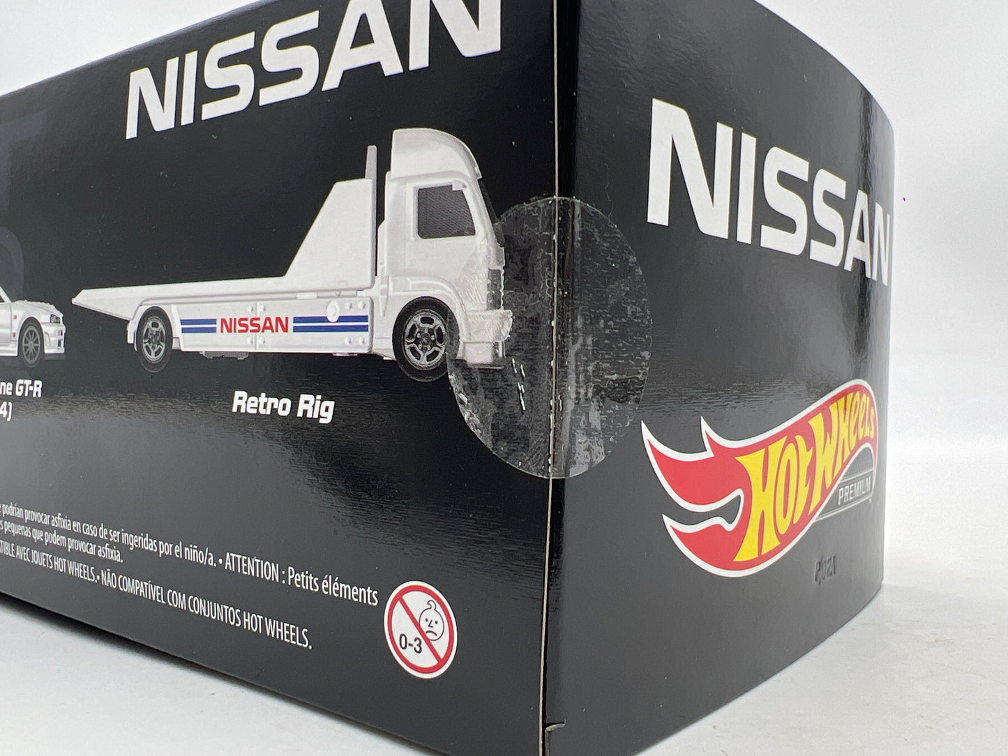 Hot Wheels Premium Diorama Garage Set Nissan Skyline GT-R & Retro Rig White