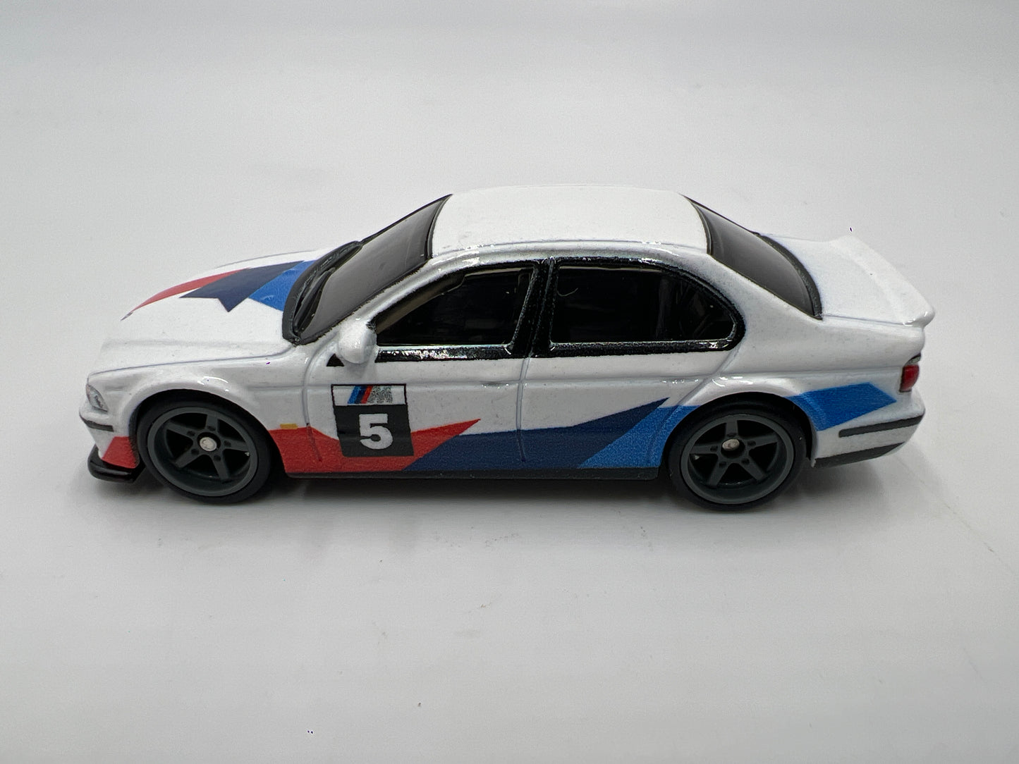 Hot Wheels Diorama Premium 2001 BMW M5 E39 White Loose