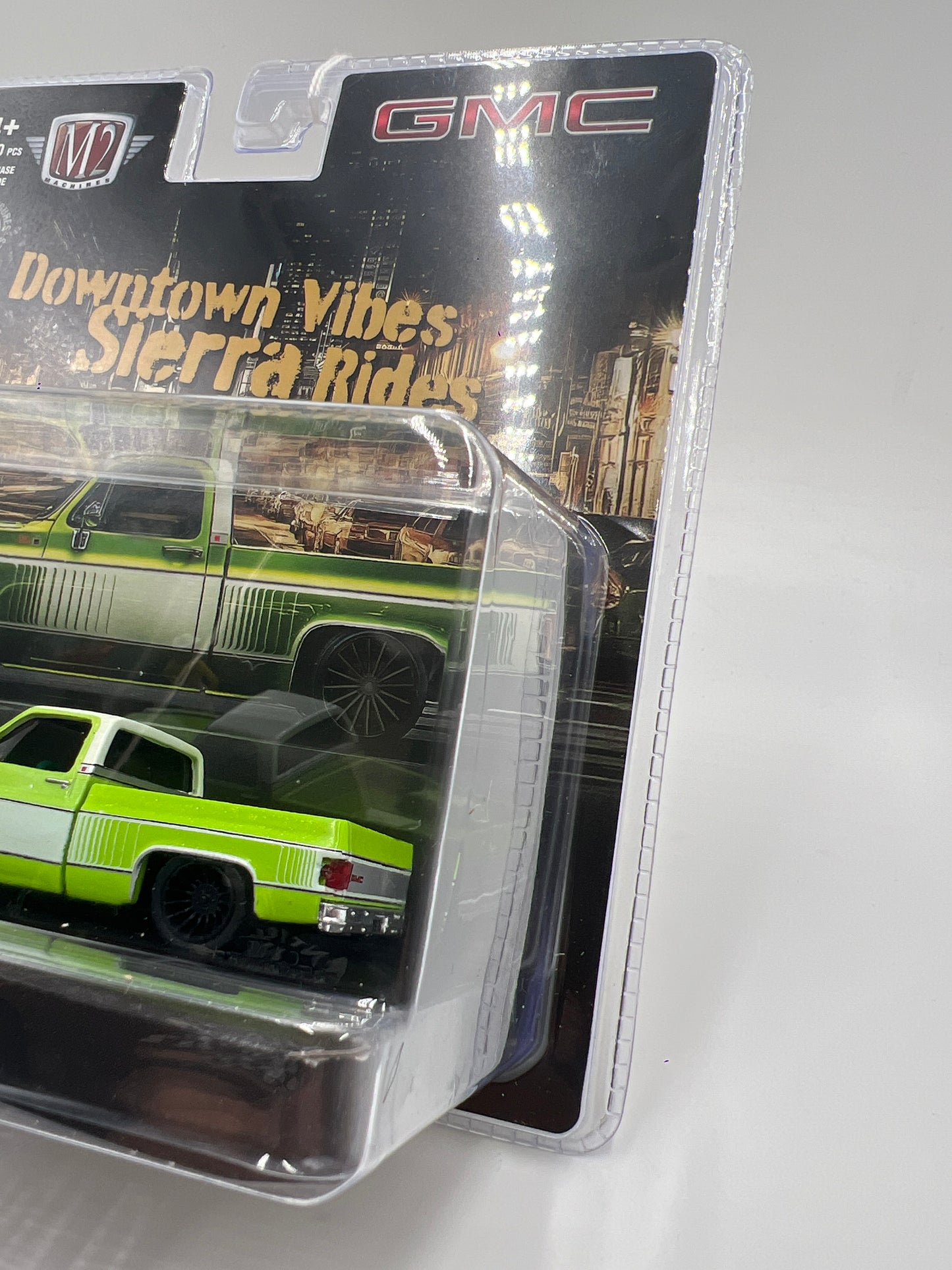M2 Machines Diorama Downtown Vibes Sierra Rides 1976 GMC Sierra Grande 15 SS02 Green R11 198F