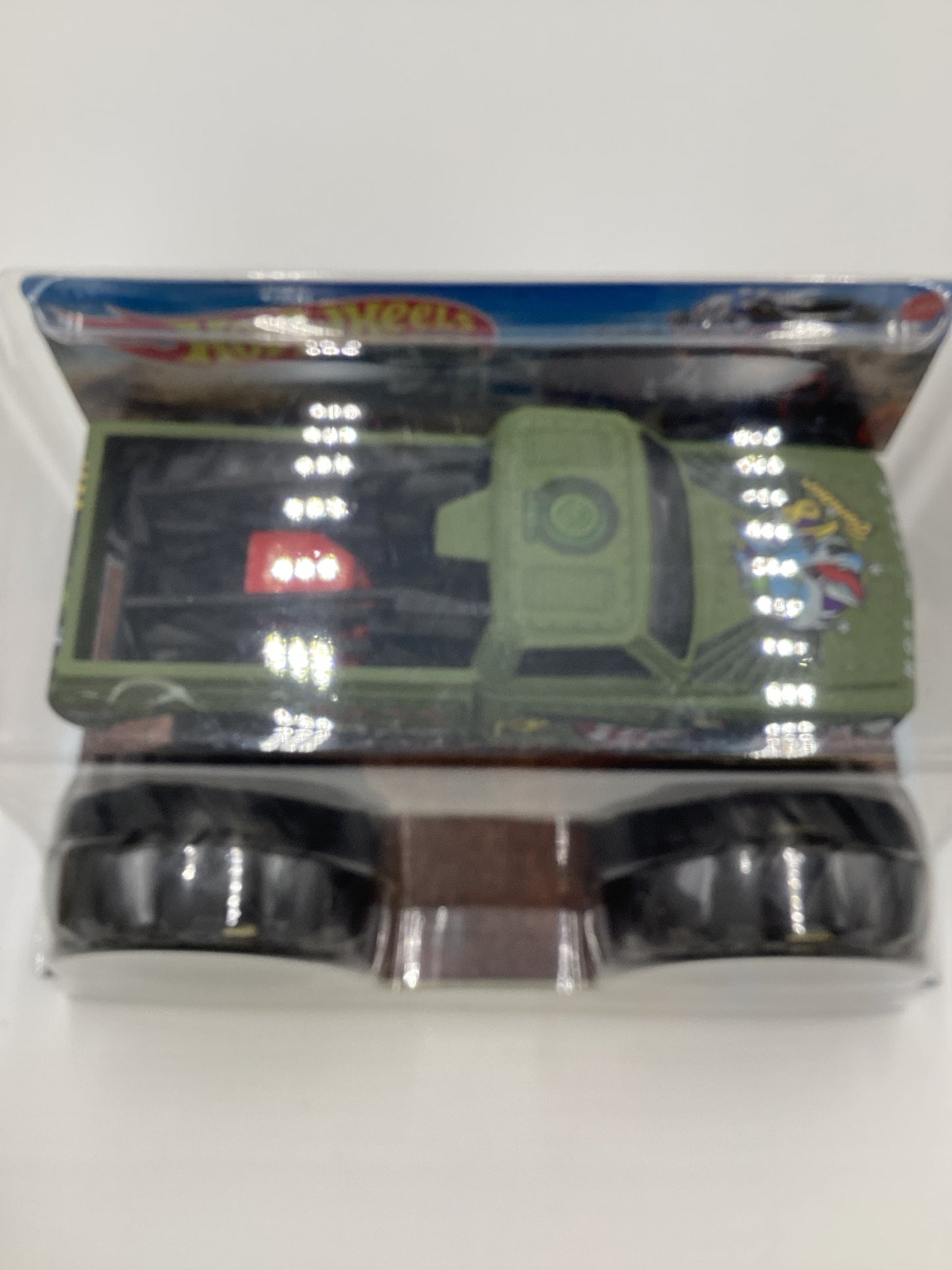 2020 Hot Wheels Monster Trucks Giant Wheels V8 Bomber