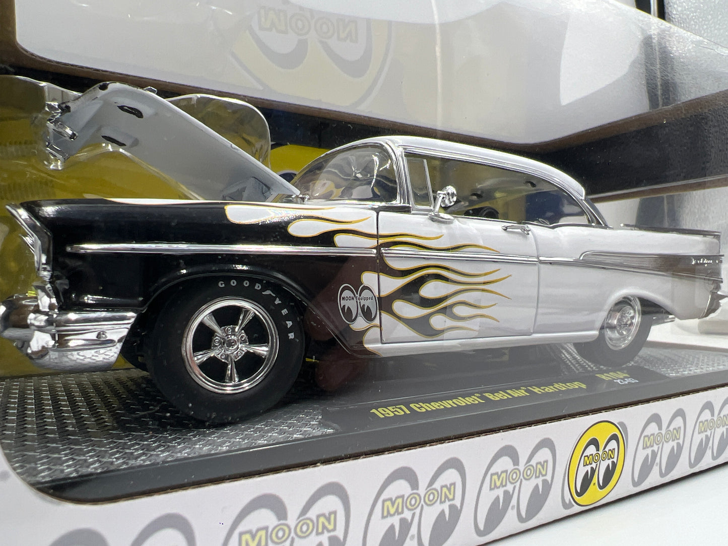 M2 Machines 1/24 Moon Equipped 1957 Chevrolet Bel Air Hardtop Mooneyes White R104 Cracked Blister