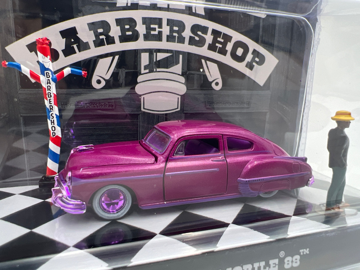 M2 Machines Diorama R22 CHASE 1950 Oldsmobile 88 Purple