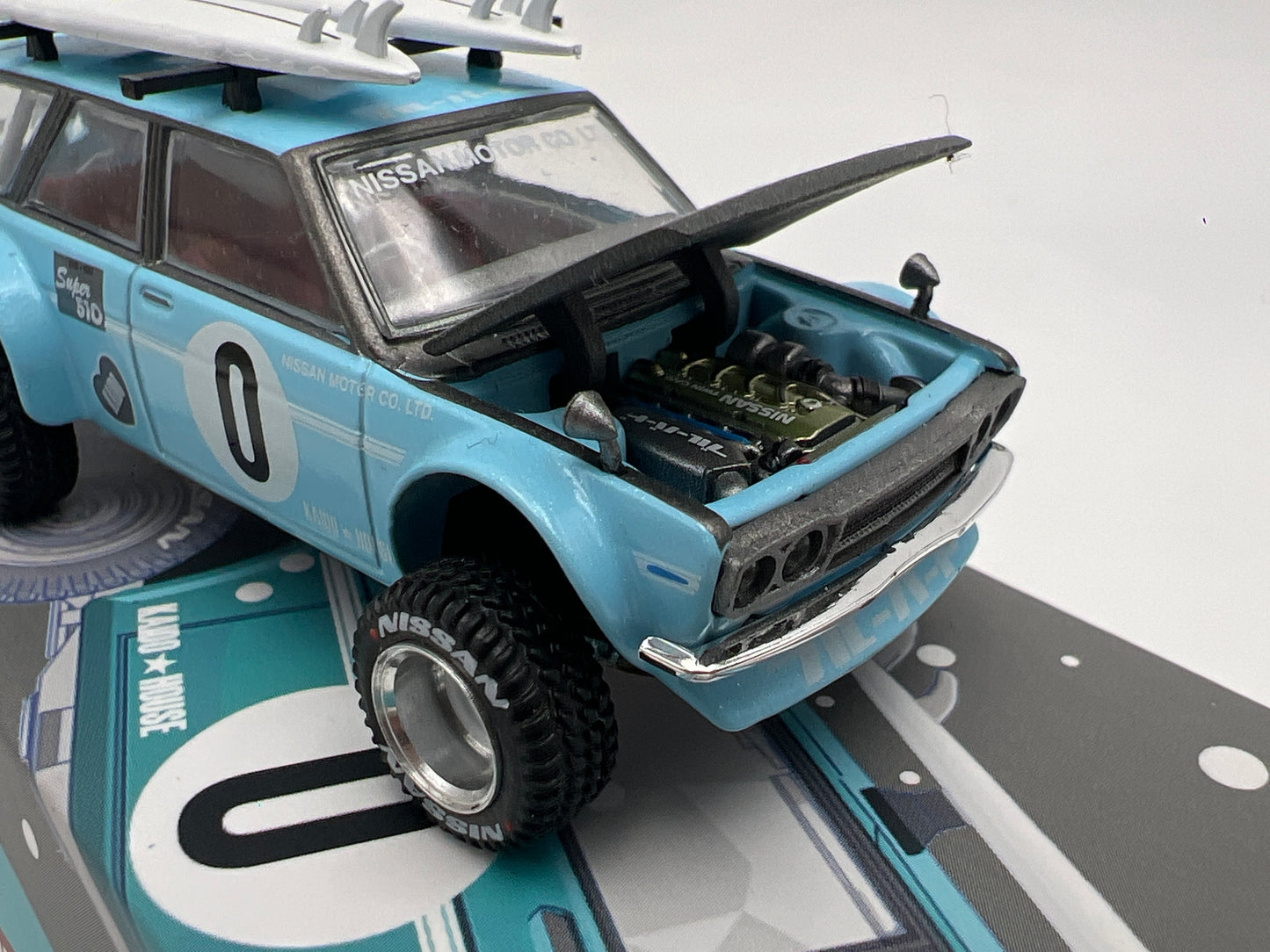 Mini GT x Kaido House #092 Datsun 510 Wagon 4x4 Holiday Winter Edition