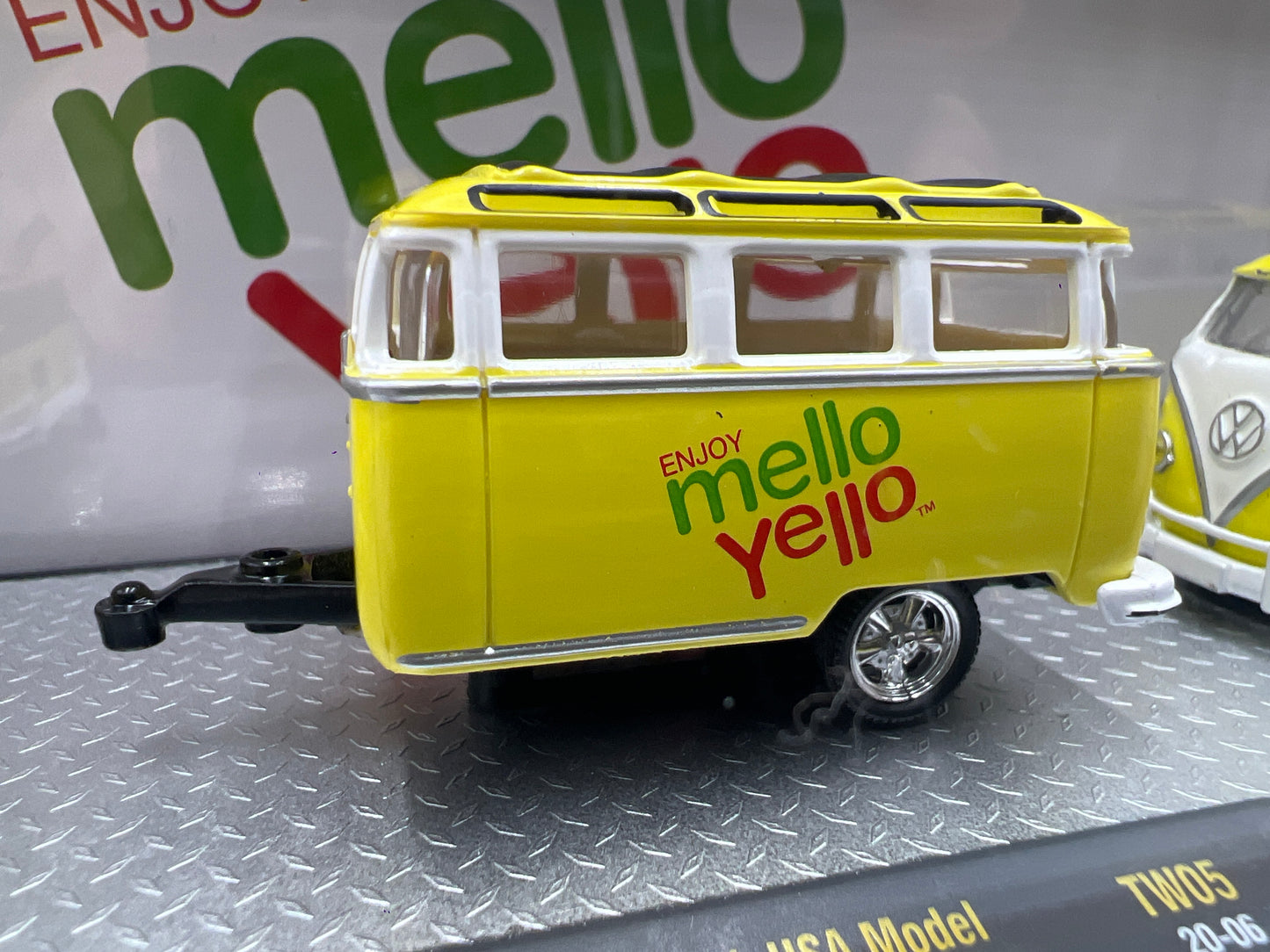 M2 Machines Auto Haulers Mello Yello 1960 VW Double Cab Truck USA Model & 1960 VW Microbus Deluxe U.S.A. Model TW05