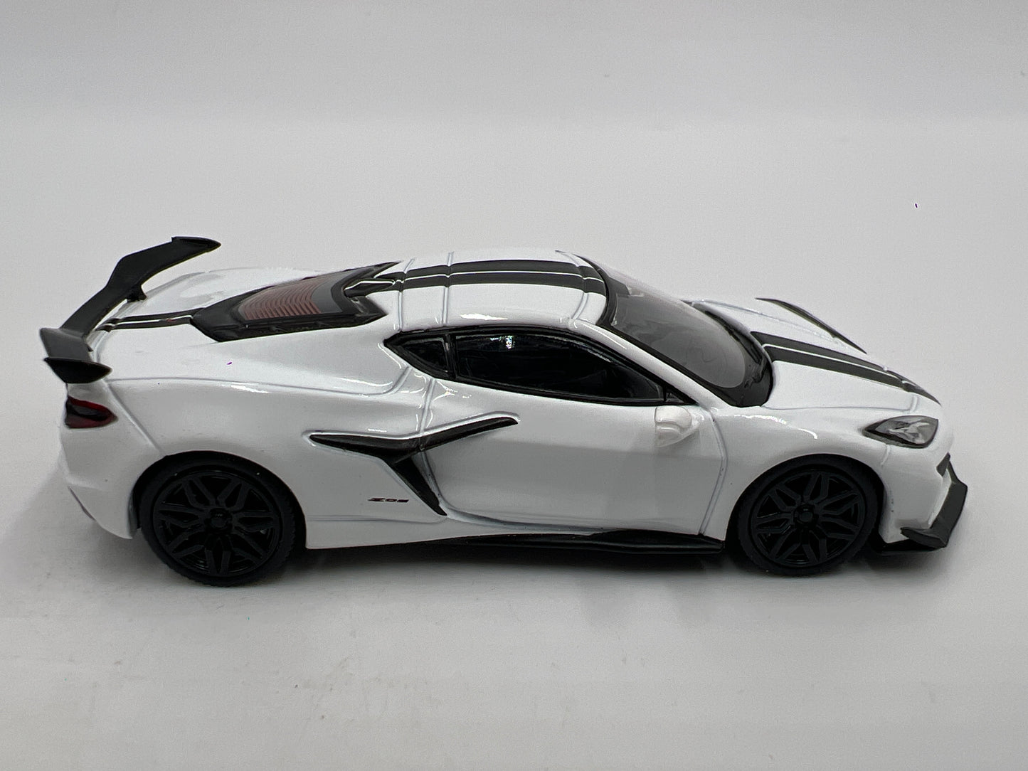 Mini GT MiJo Exclusive #677 Chevrolet Corvette Z06 White