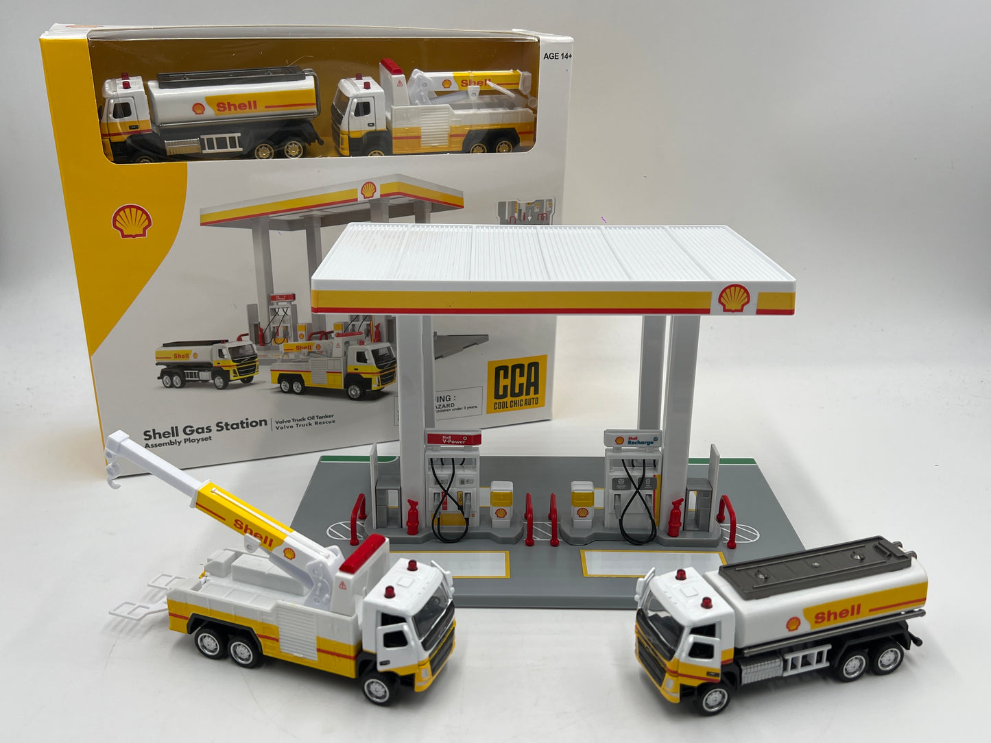 CCA 1/64 Diorama Assembly Playset Shell Gas Station W/Volvo Trucks