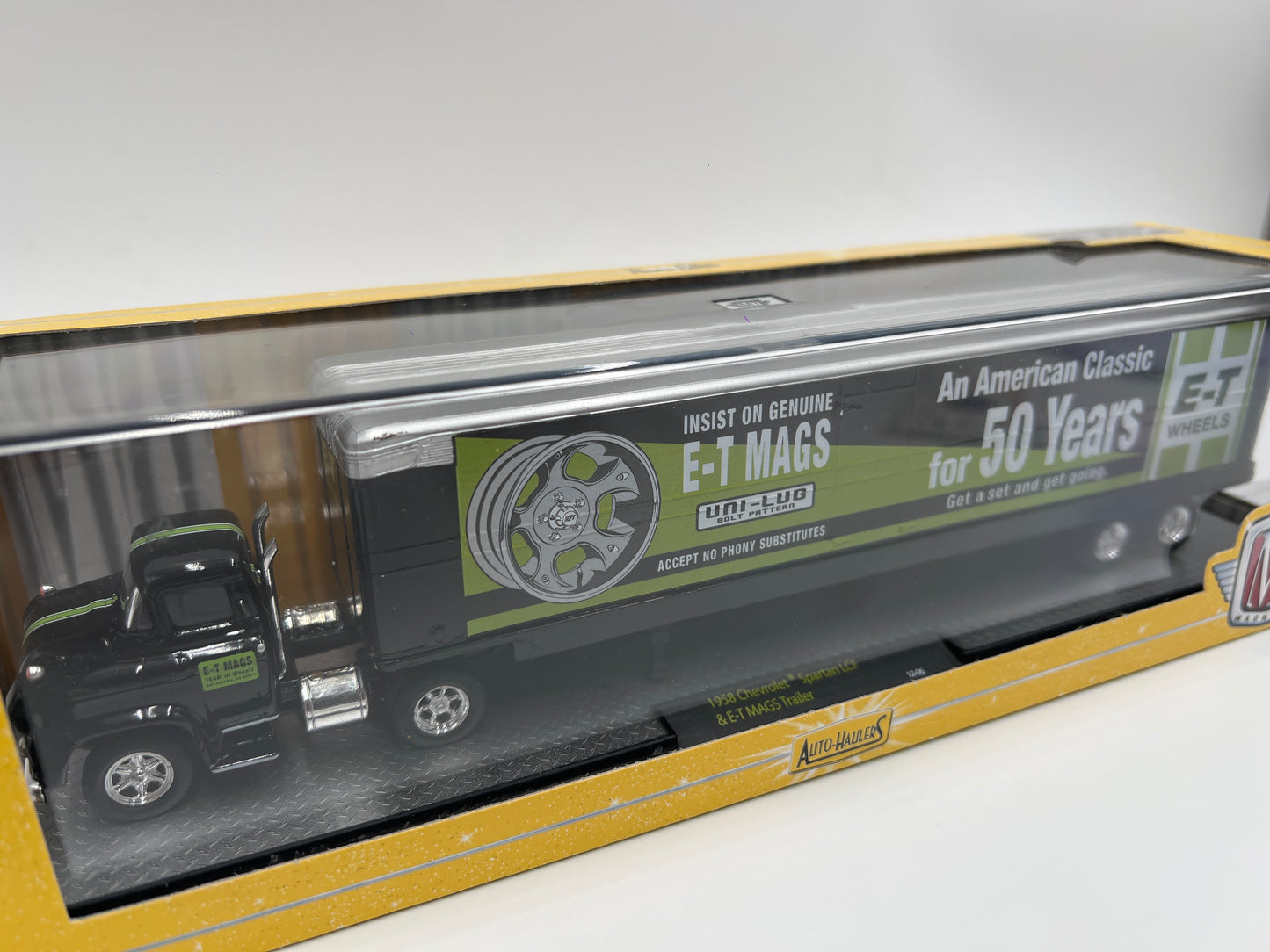 M2 Machines Auto Haulers Premium Edition 1958 Chevrolet Spartan LCF & E-T MAGS Trailer 12-06