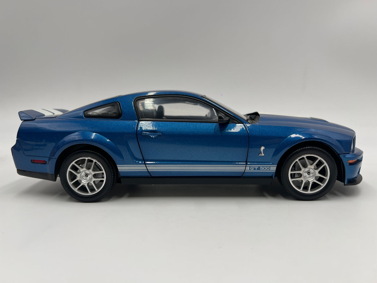Shelby Collectibles 1:18 Scale Loose 2007 Shelby GT500 Blue/White