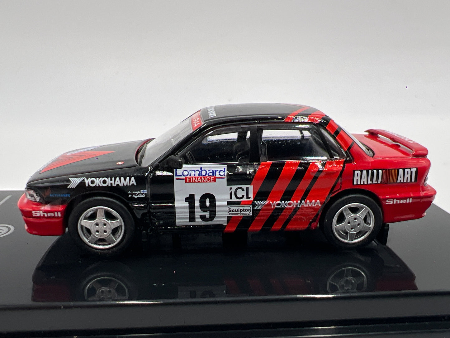 Para64 1:64 Scale Diecast Mitsubishi Motors Mitsubishi Galant VR-4 Advan Red/Black
