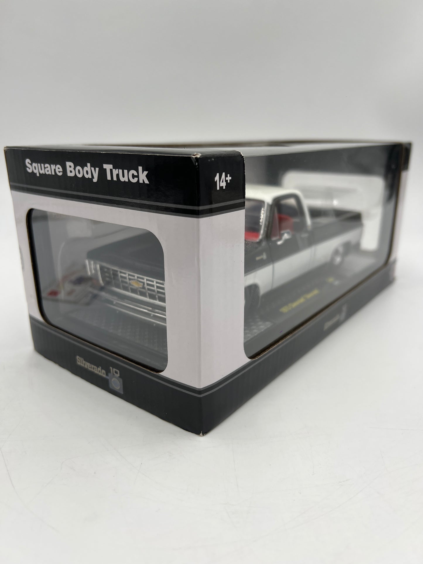 M2 Machines 1/24 Square Body Truck 1975 Chevrolet Silverado Black/White S40