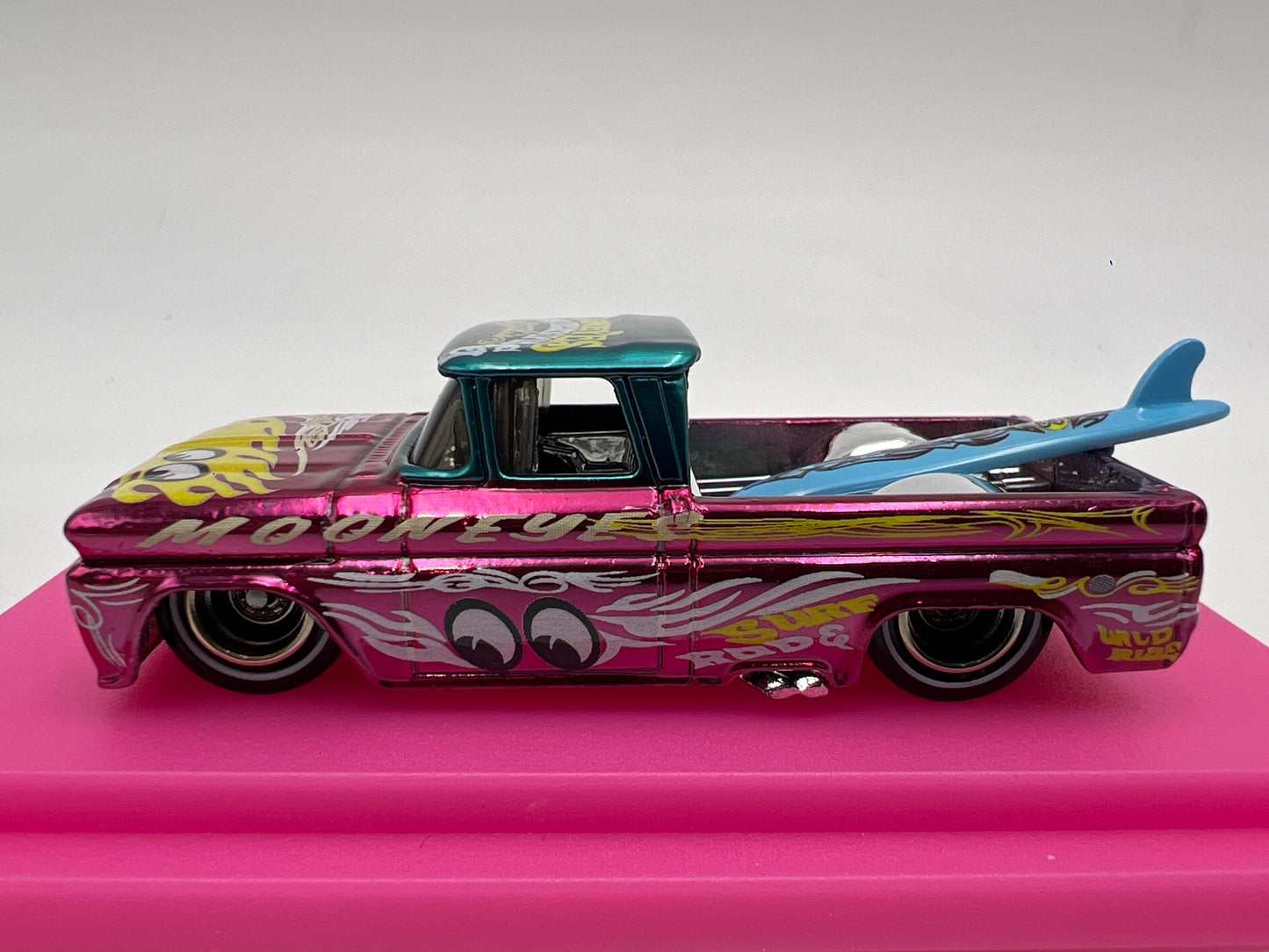 Hot Wheels Kustom Kulture Custom 62 Chevy Pickup Mooneyes Pink CUSTOM W/Case