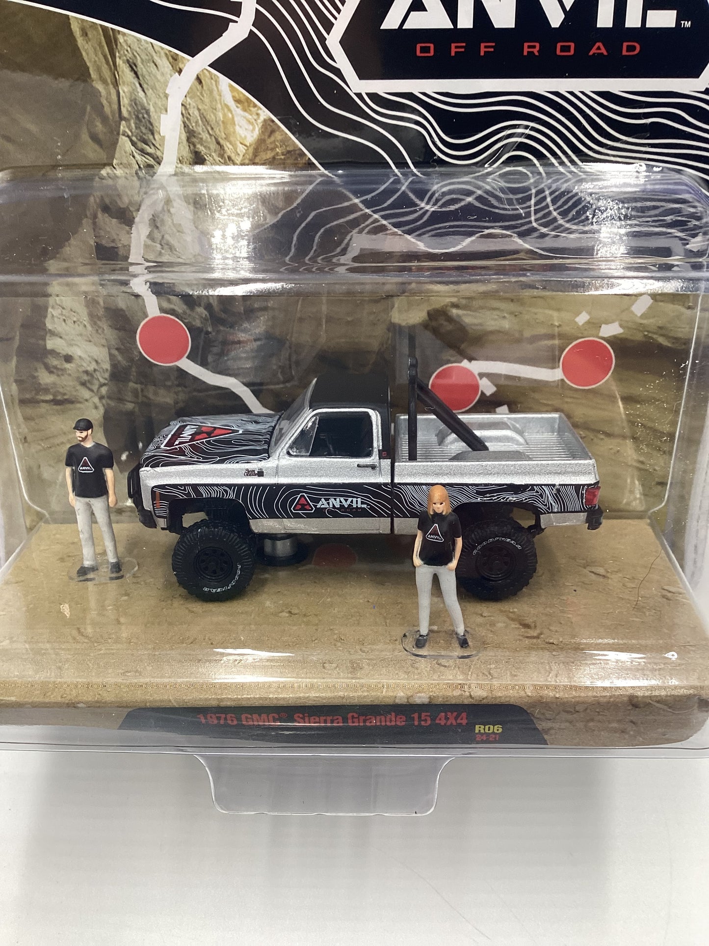 2024 M2 Machines Diorama 1976 GMC Sierra Grande 15 4x4 R06 197E