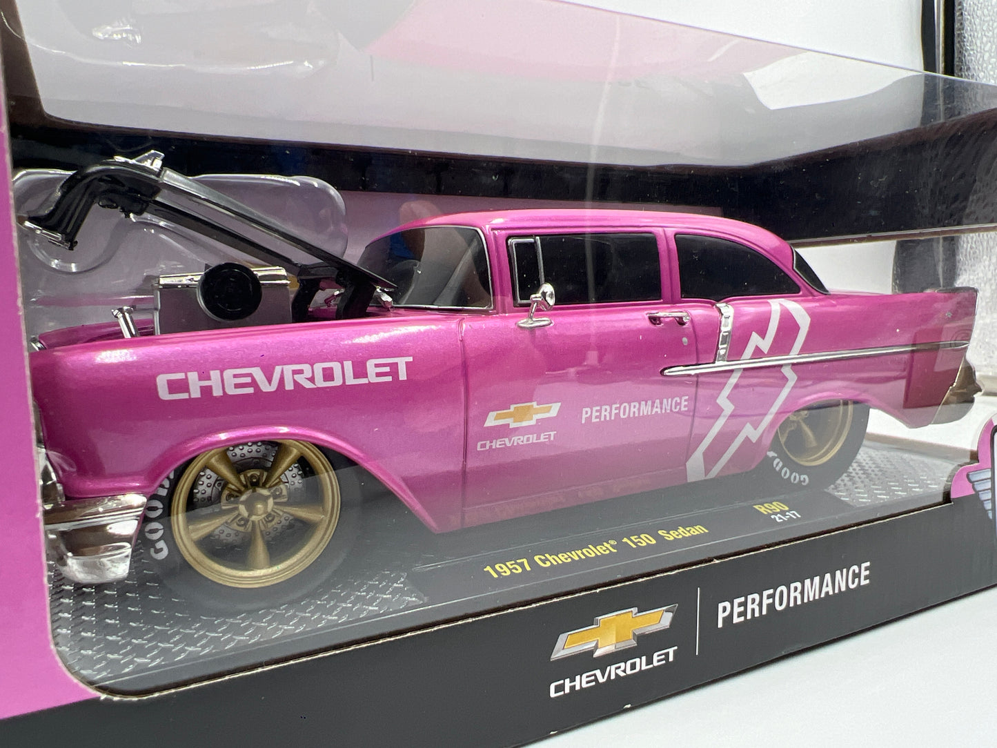 M2 Machines 1/24 Chevrolet Performance 1957 Chevrolet 150 Sedan Pink R90