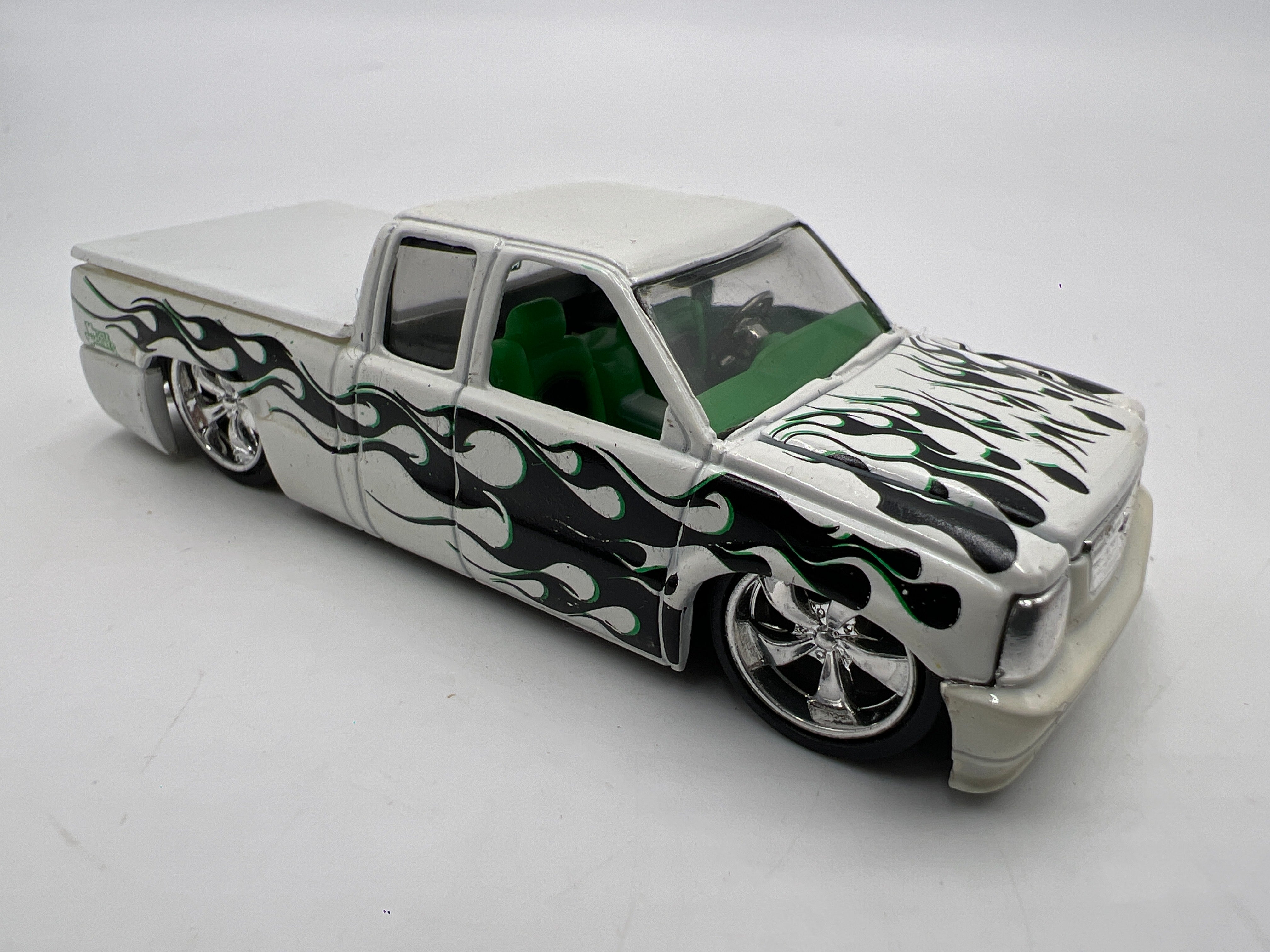 Muscle Machines Truckin Radillac White Loose – carolinasdiecast