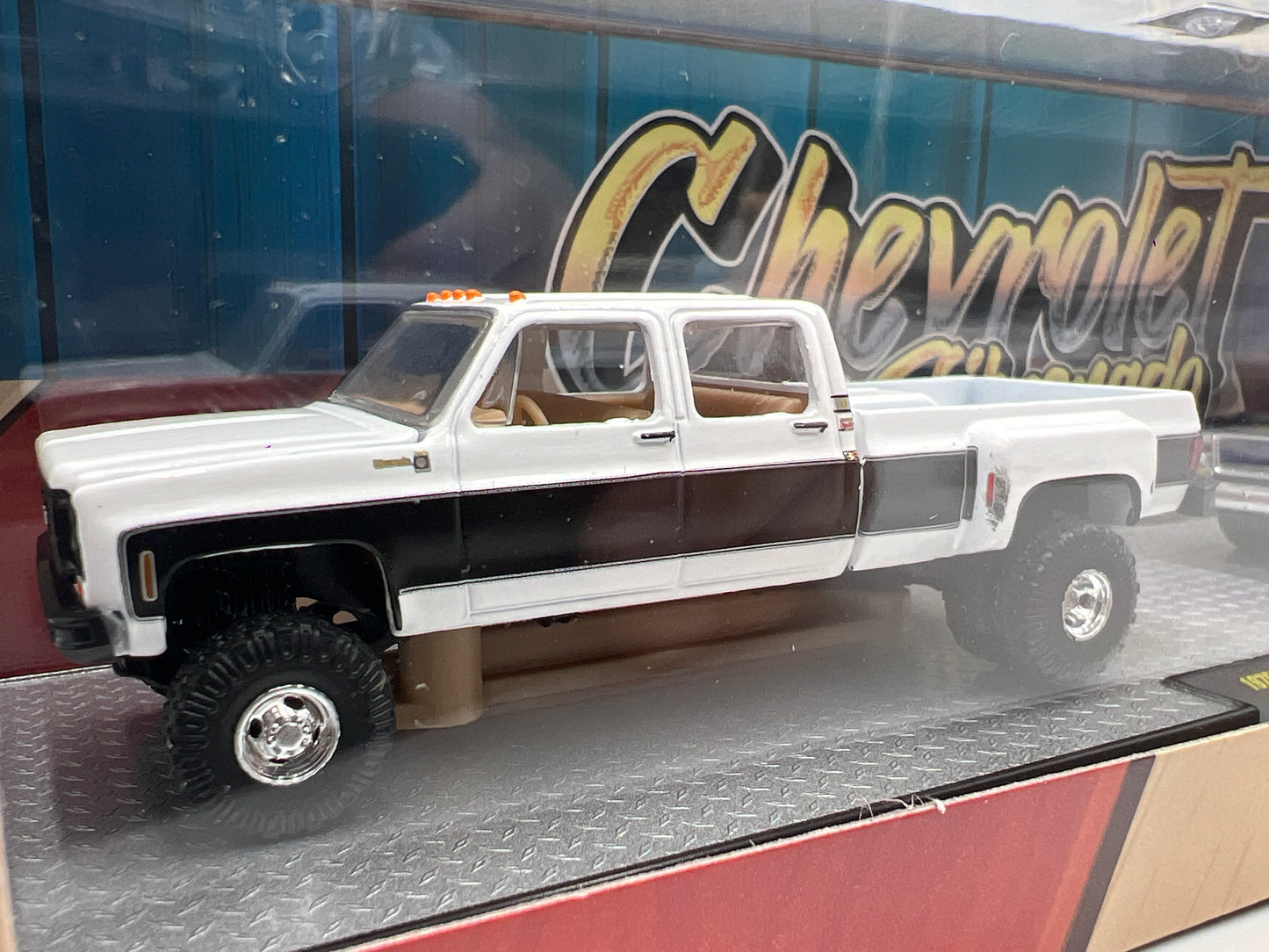 M2 Machines Auto Haulers 1975 Chevrolet Silverado 30 4x4 & 1973 Chevrolet Silverado 30 R87