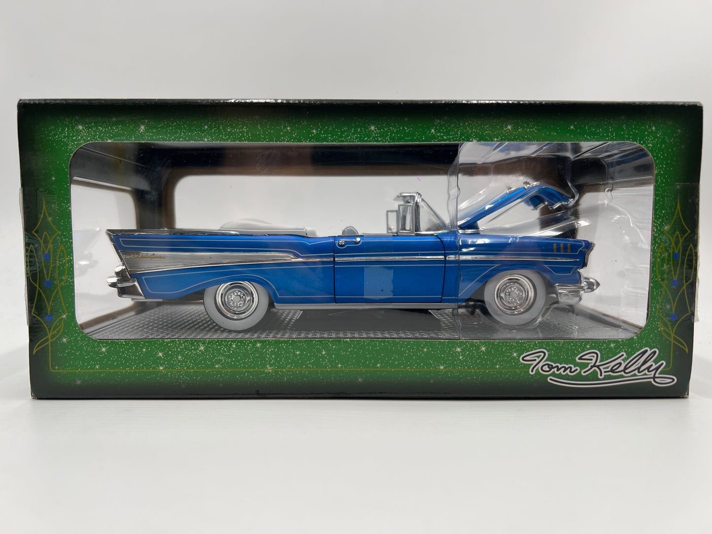 M2 Machines 1/24 Premium Edition Auto-Thentics Tom Kelly 1957 Chevrolet Bel Air Convertible Blue R51