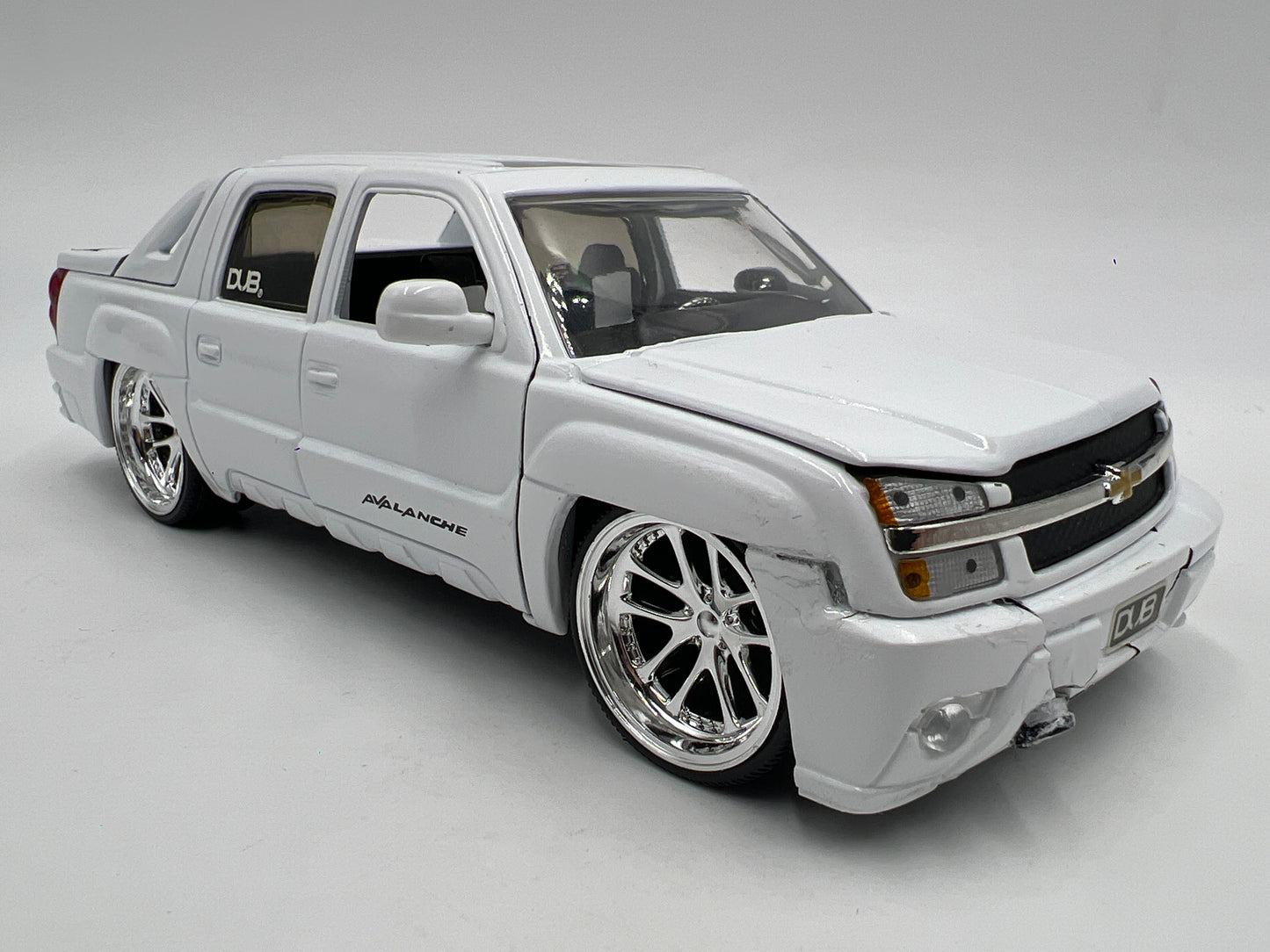 Jada 1/24 Scale Dub City 2001 Chevrolet Avalanche White Loose FOR PARTS