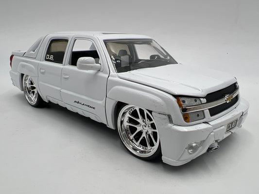Jada 1/24 Scale Dub City 2001 Chevrolet Avalanche White Loose FOR PARTS