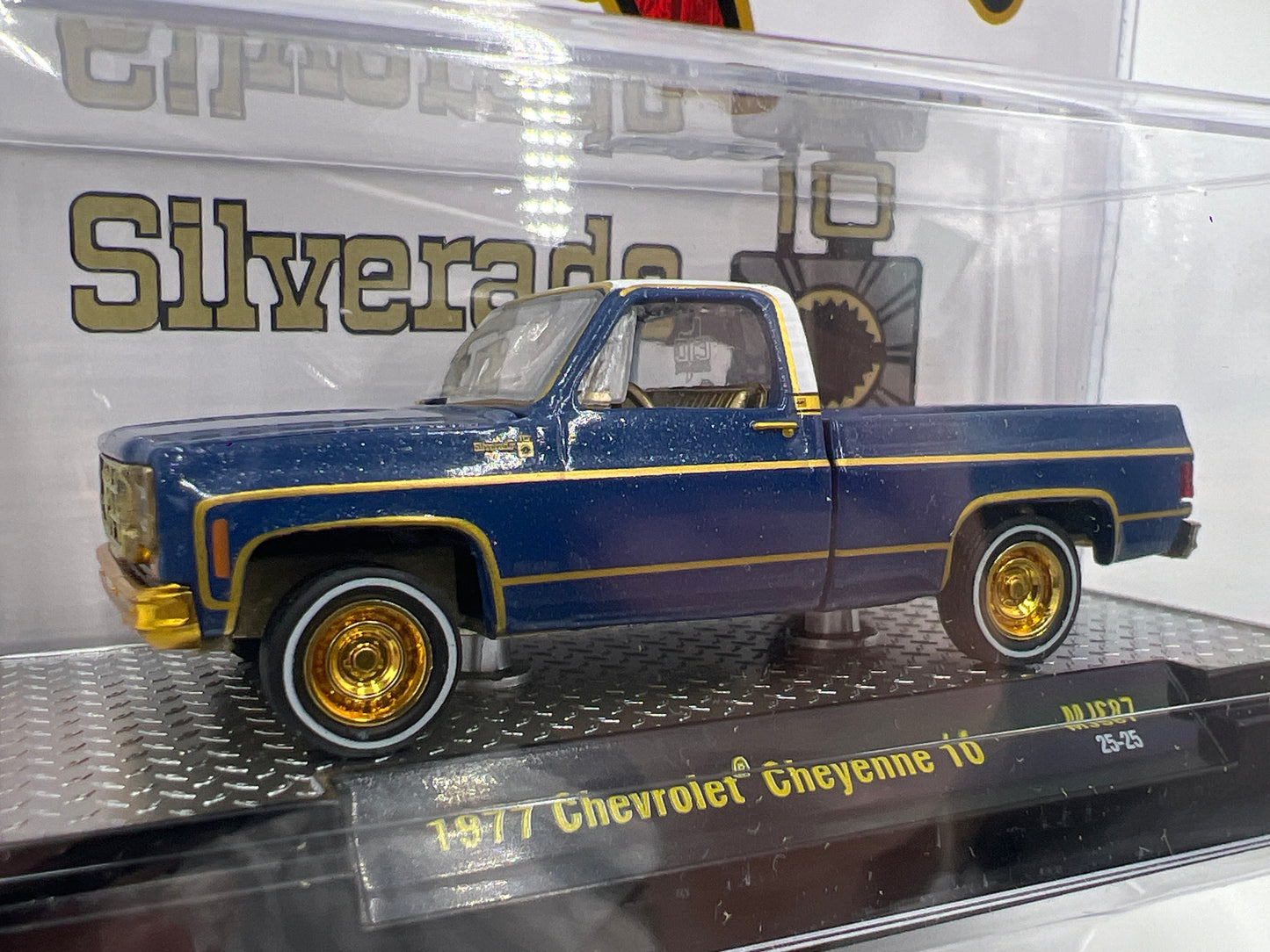 2025 M2 Machines Mijo Exclusives CHASE C10s In The Park 1977 Chevrolet Cheyenne 10 Blue MJS87