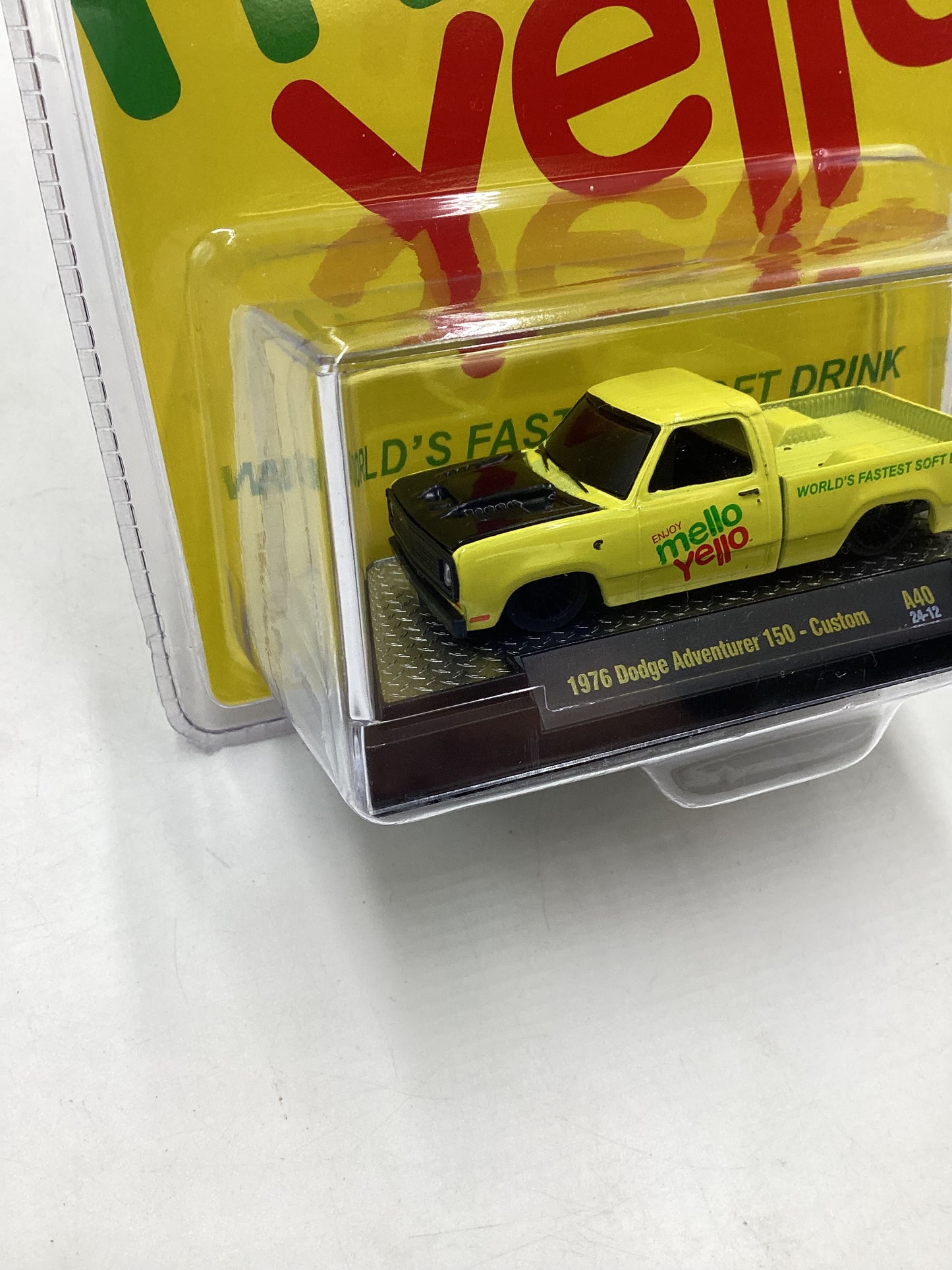 M2 Machines Mello Yellow 1976 Dodge Adventurer 150 Custom A40 197A