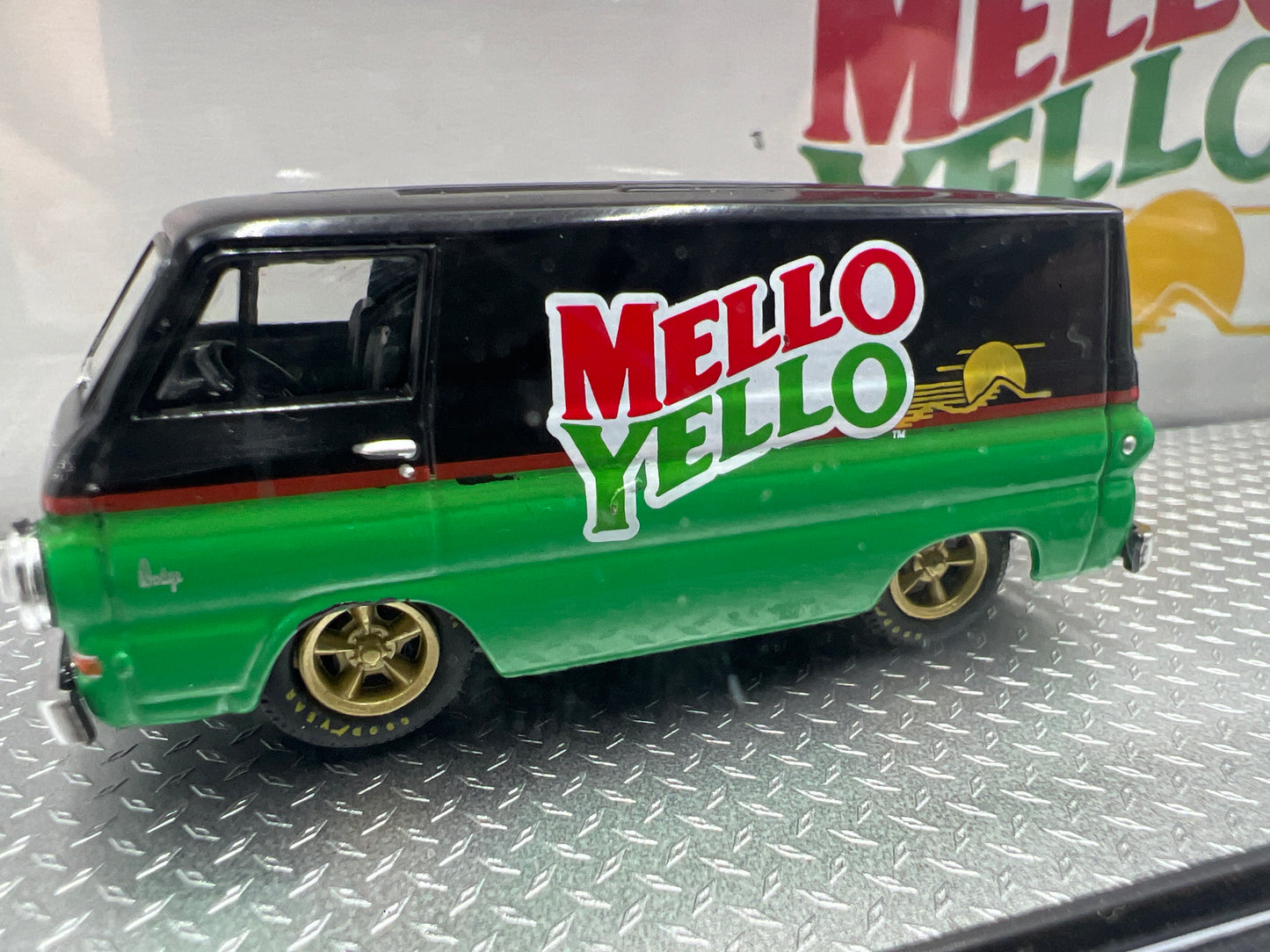 M2 Machines Auto Haulers Mello Yello 1967 Dodge A100 Panel Van & 1971 Plymouth Hemi Cuda TW08