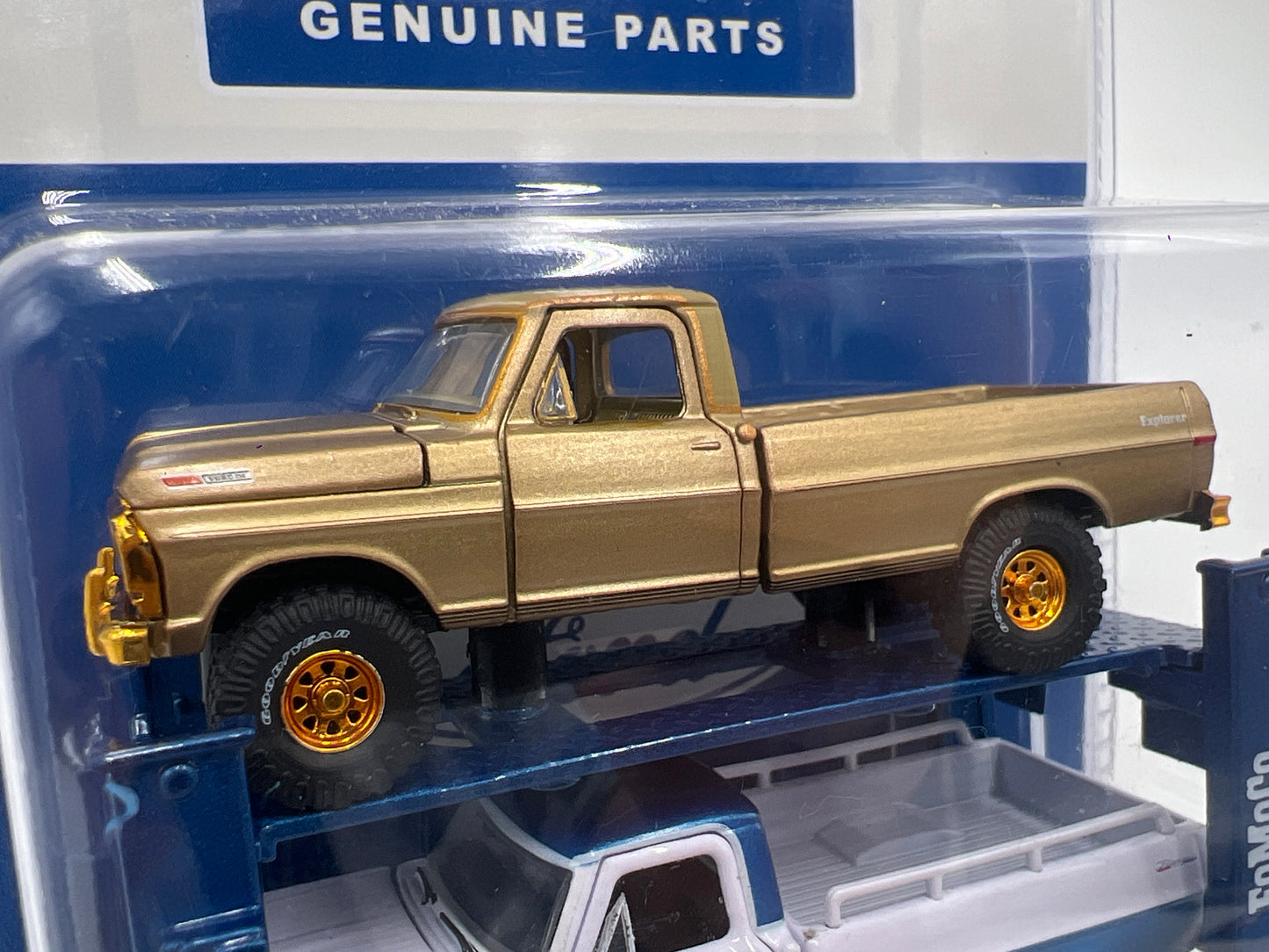 M2 Machines Auto-Lift 2 Pack CHASE FoMoCo 1972 Ford F-250 Explorer 4x4 & 1969 Ford F-100 Ranger 4x4 R20