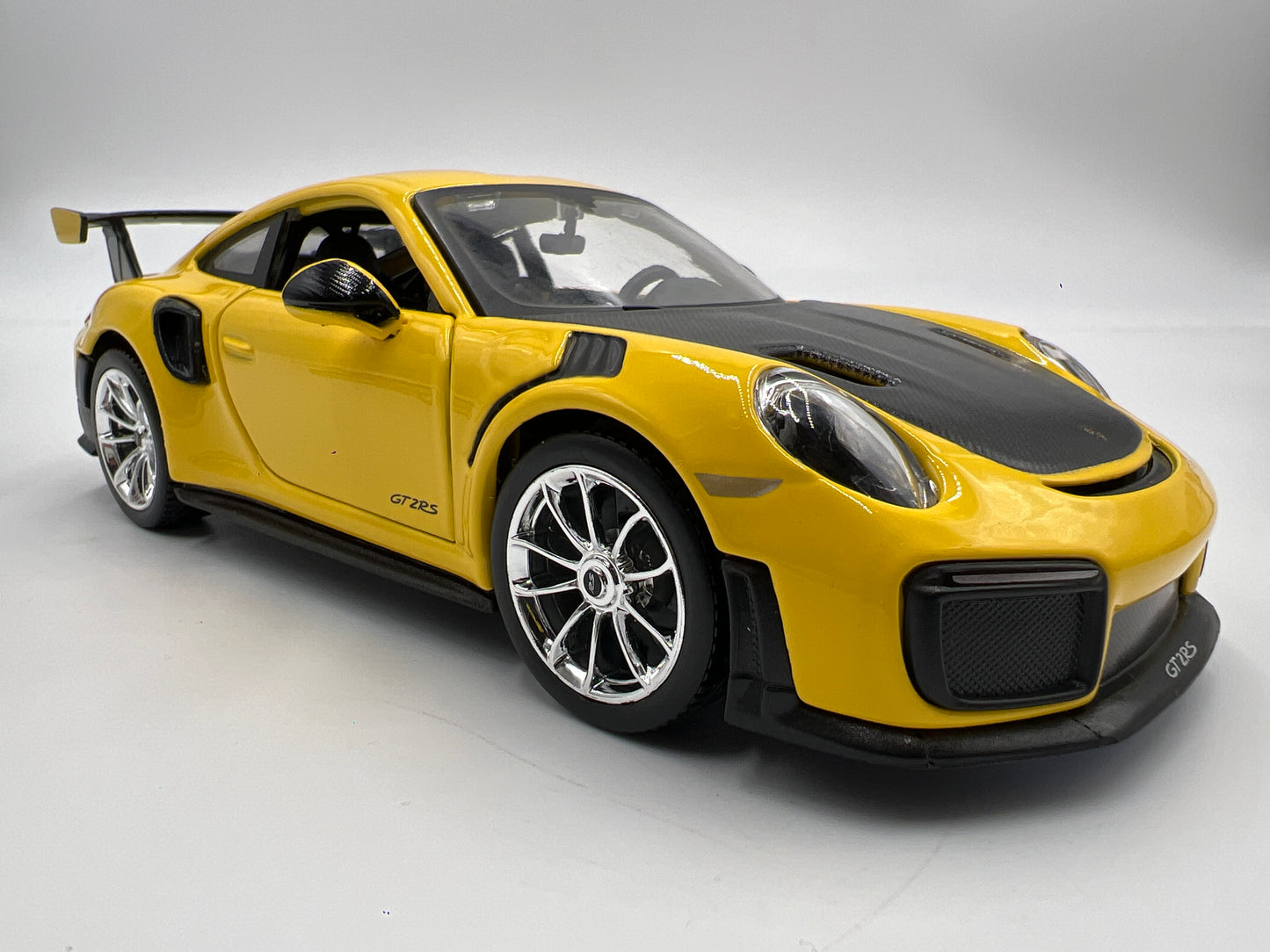 Maisto 1/24 Scale Model Kits 2018 Porsche 911 GT2 RS Yellow Loose