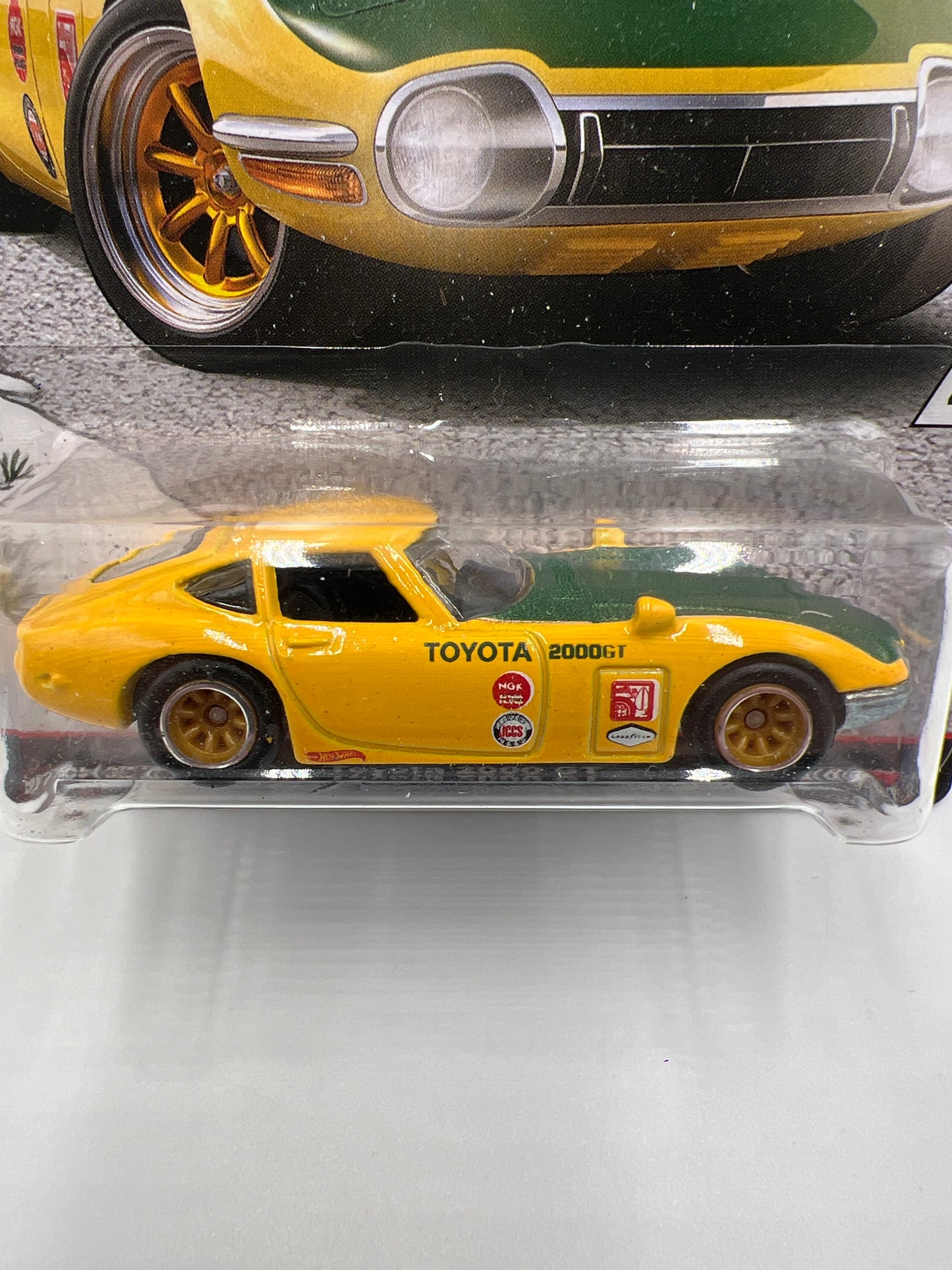 Hot Wheels Car Culture Japan Historics 1 #4 Toyota 2000 GT Yellow/Green W/Protector