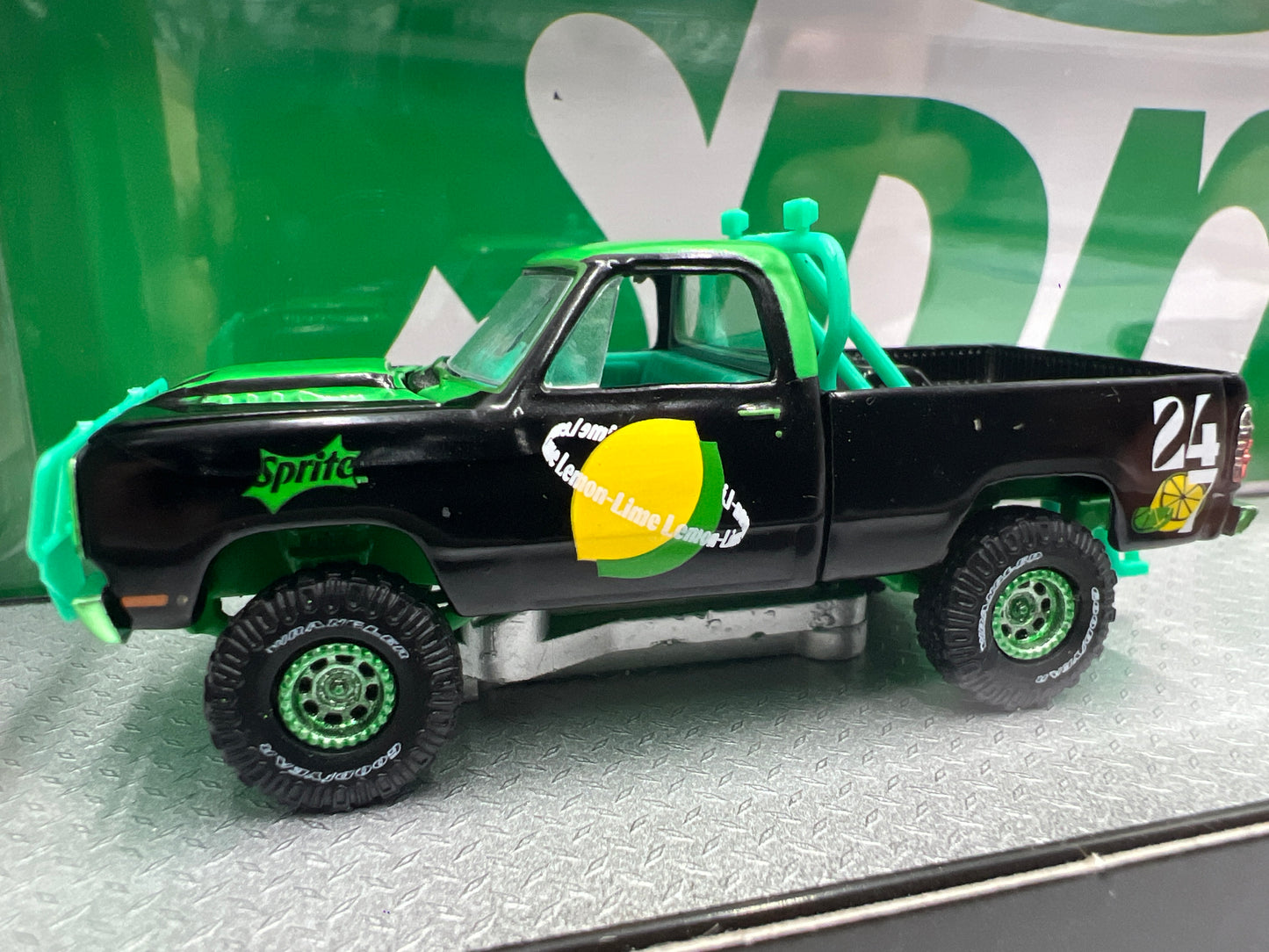 2025 M2 Machines Auto Haulers CHASE Sprite 1974 Dodge W200 Power Wagon & 1970 Dodge Super Bee Hemi TW37