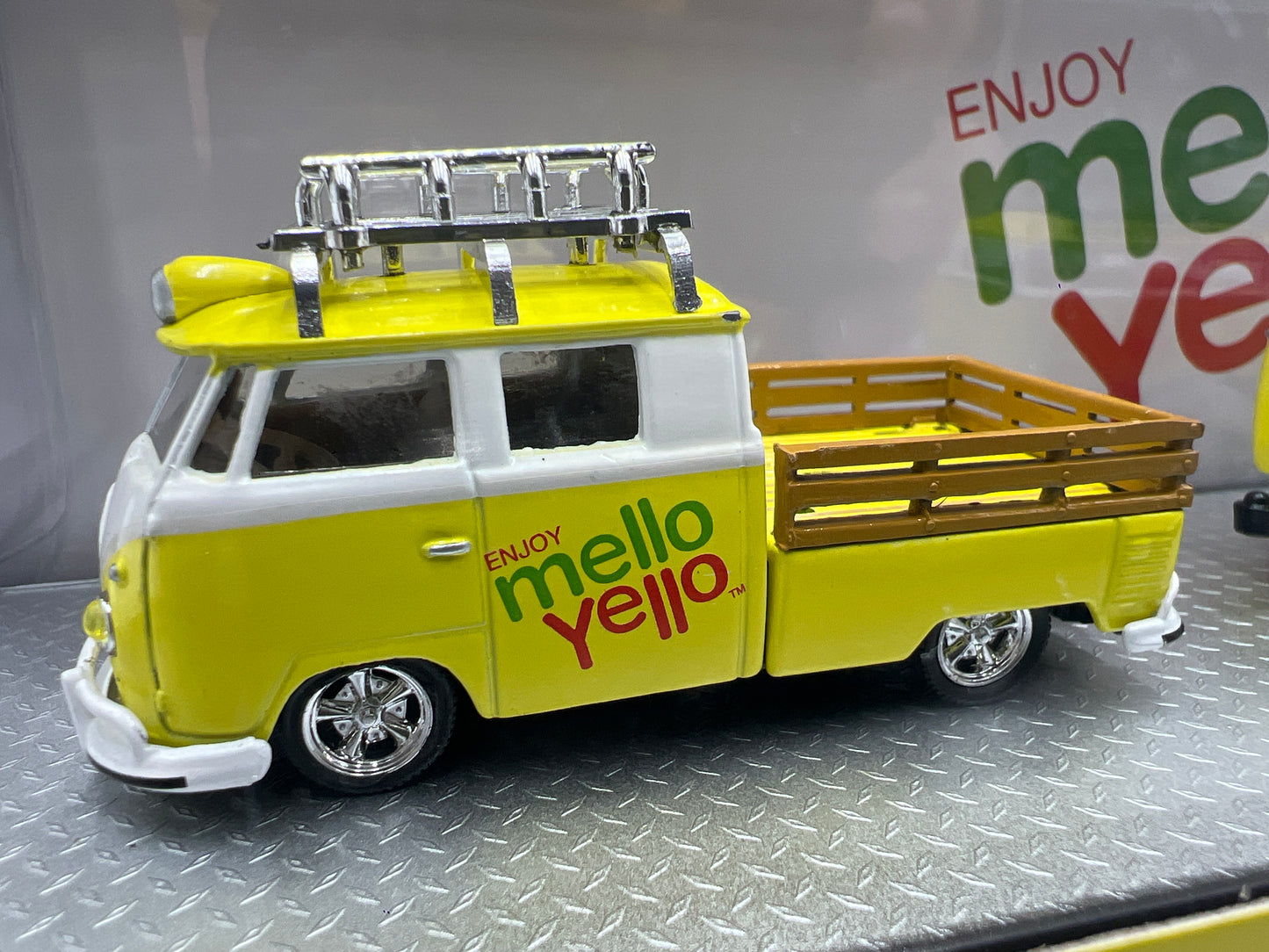 M2 Machines Auto Haulers Mello Yello 1960 VW Double Cab Truck USA Model & 1960 VW Microbus Deluxe U.S.A. Model TW05