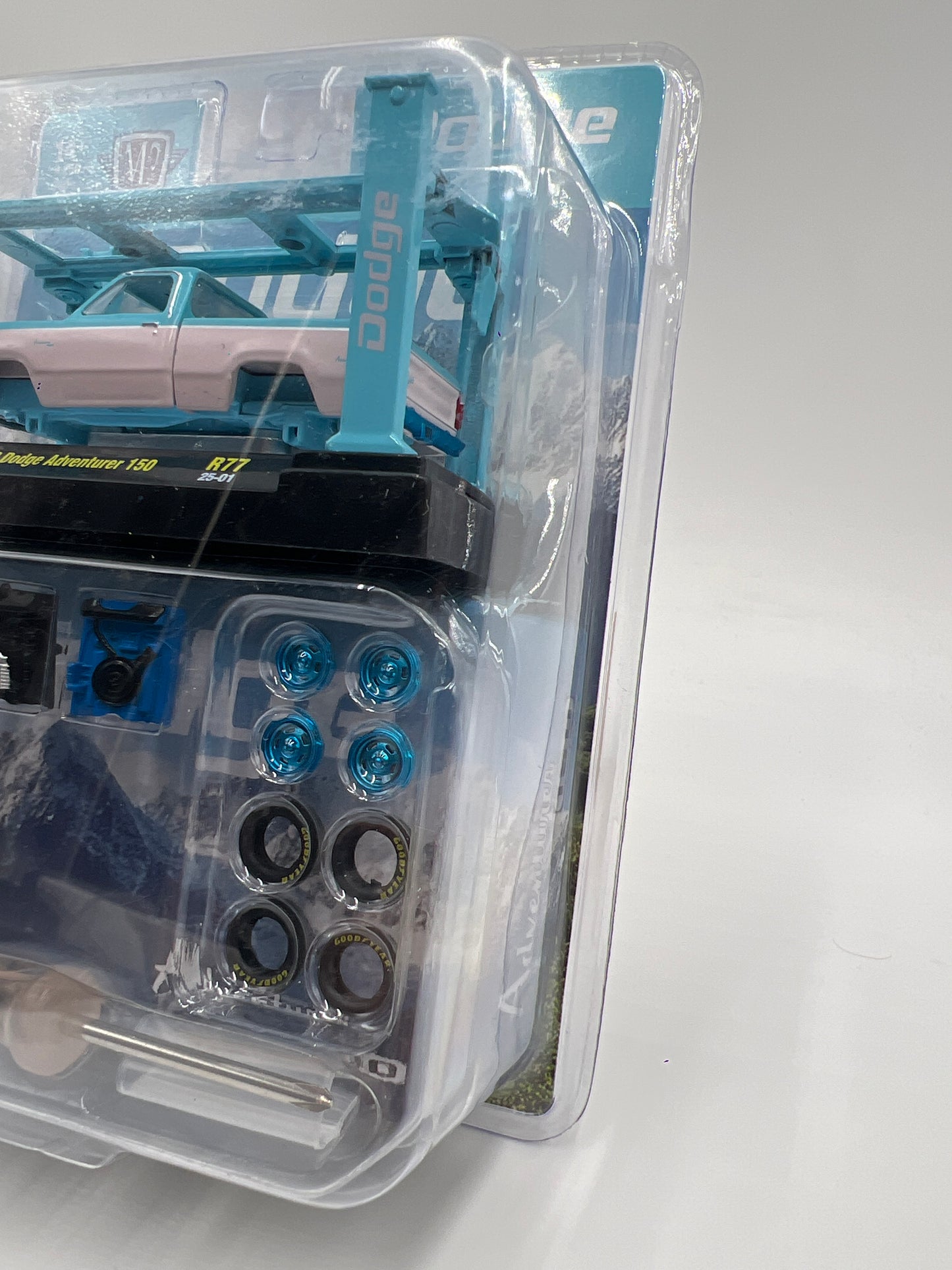 M2 Machines Model Kits CHASE 1978 Dodge Adventurer 150 White/Light Blue R77