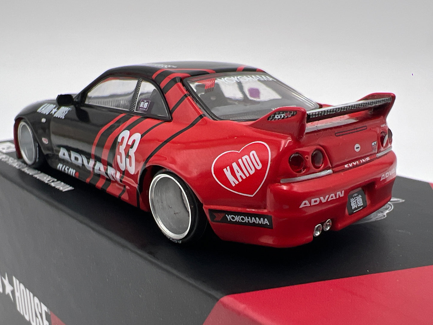 Mini GT Kaido House #191 Nissan Skyline GT-R R33 Kaido Works Advan