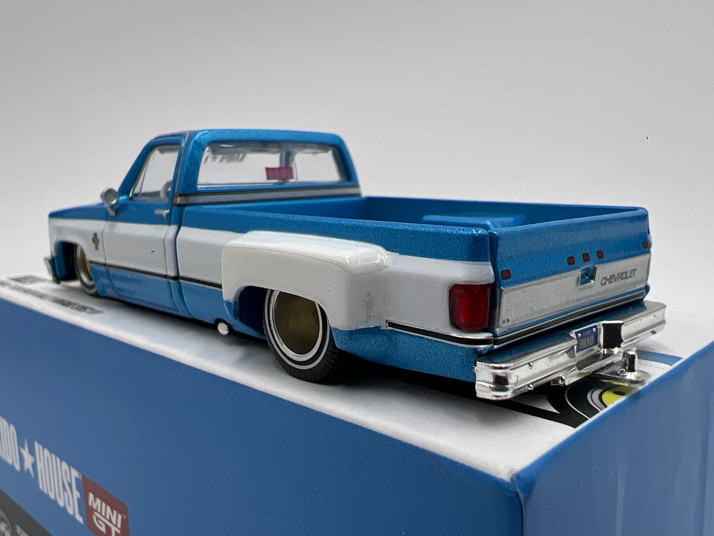 Mini GT Kaido House #192 Chevrolet Silverado Dually Vintage Spec V1 Blue/White