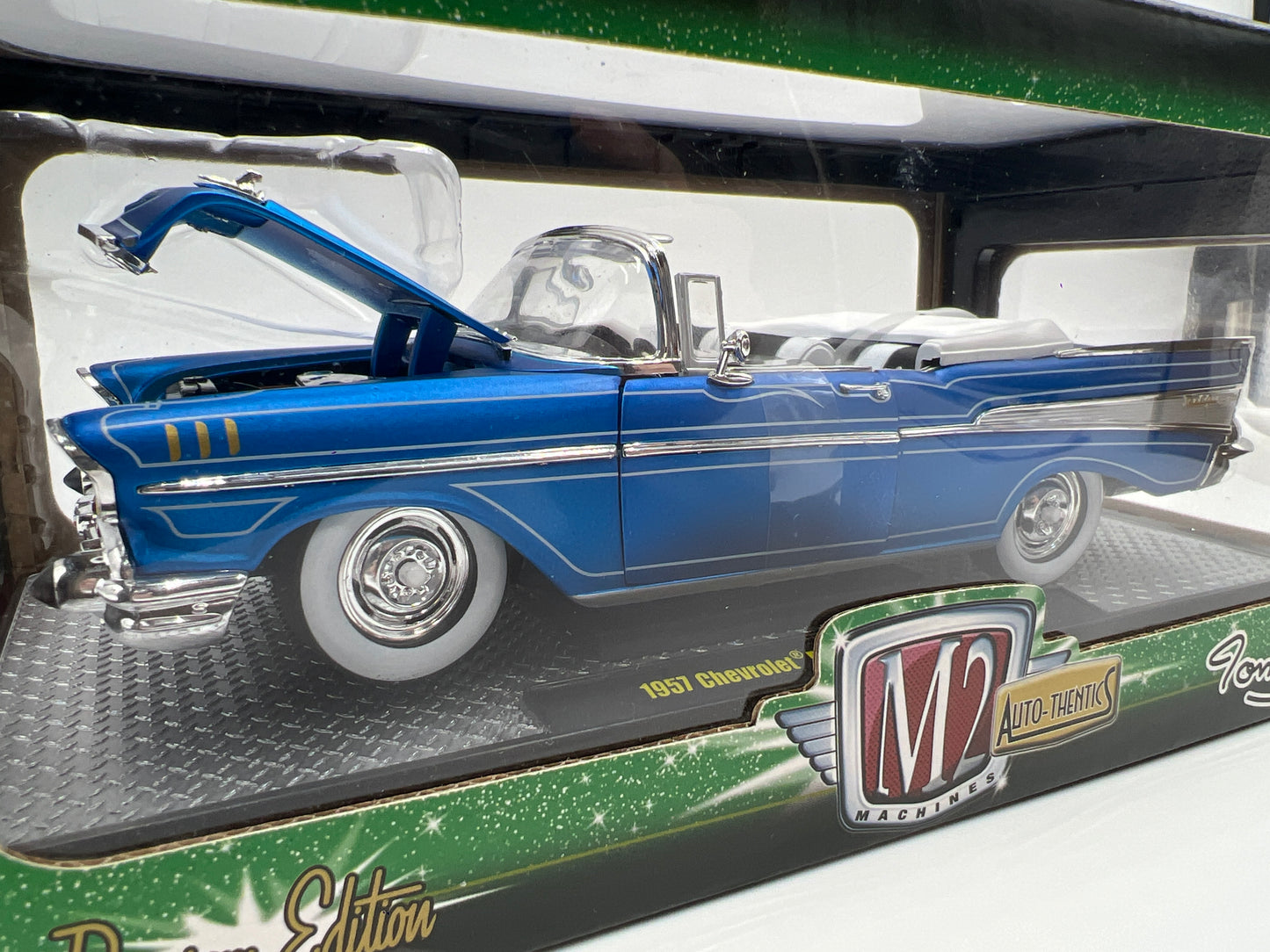 M2 Machines 1/24 Premium Edition Auto-Thentics Tom Kelly 1957 Chevrolet Bel Air Convertible Blue R51