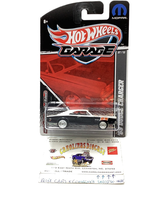 Hot wheels garage 69 Dodge Charger RARE with protector