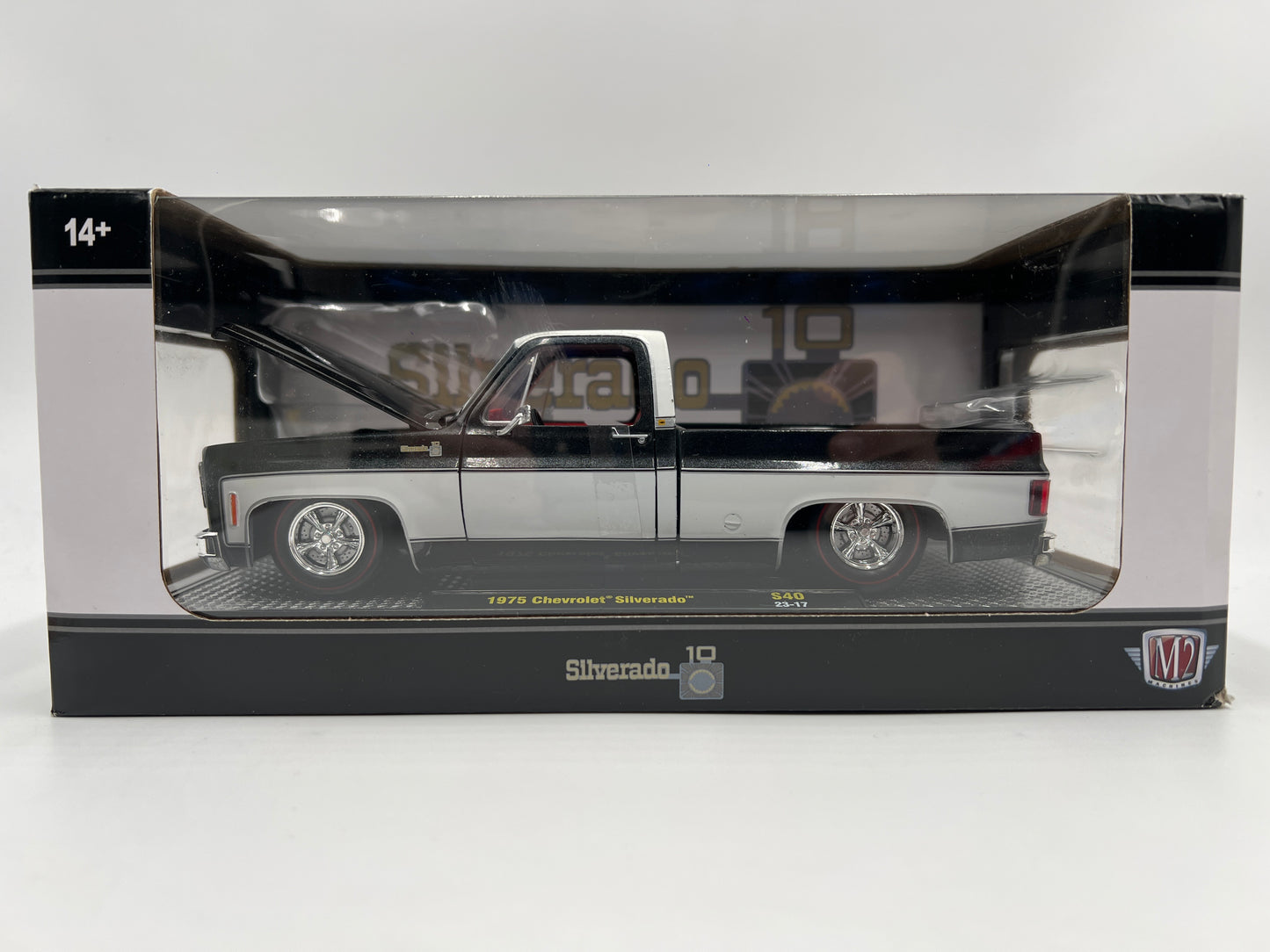 M2 Machines 1/24 Square Body Truck 1975 Chevrolet Silverado Black/White S40
