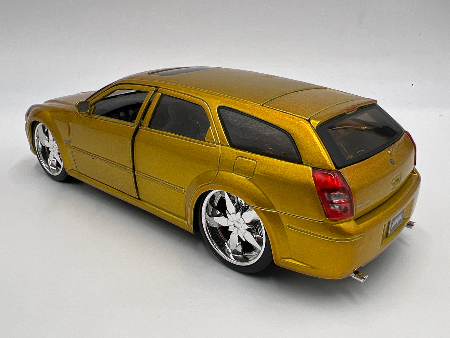 Revell 1/24 Scale Dodge Magnum R/T Gold Loose