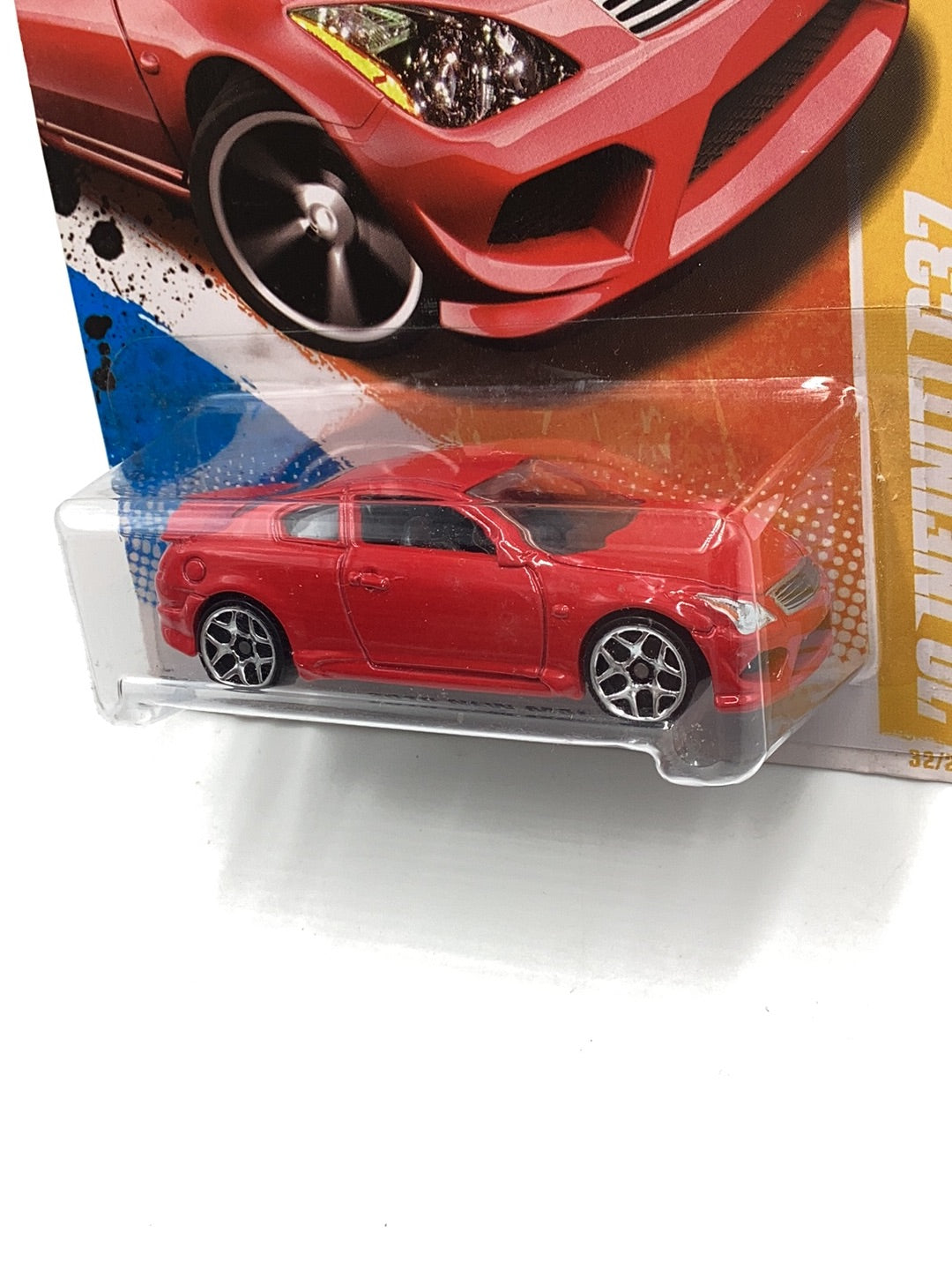 2010 Hot Wheels #32 10 Infiniti G37 red name spelled wrong on base with protector