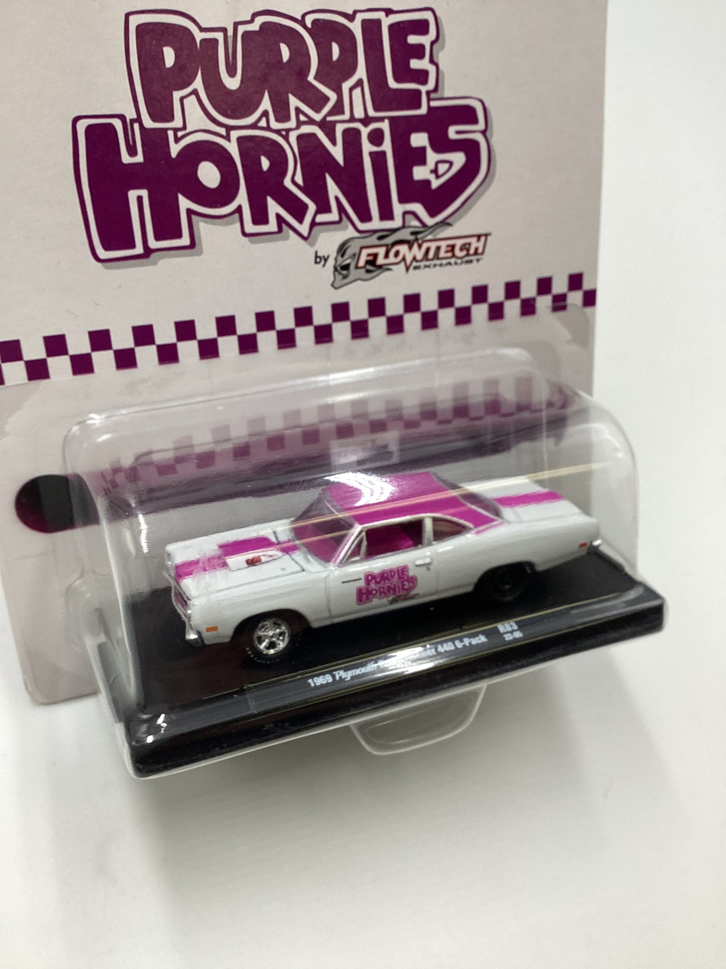 M2 Machines Auto Driver Purple Hornies 1969 Plymouth Road Runner 440 6-Pack White R83 191B