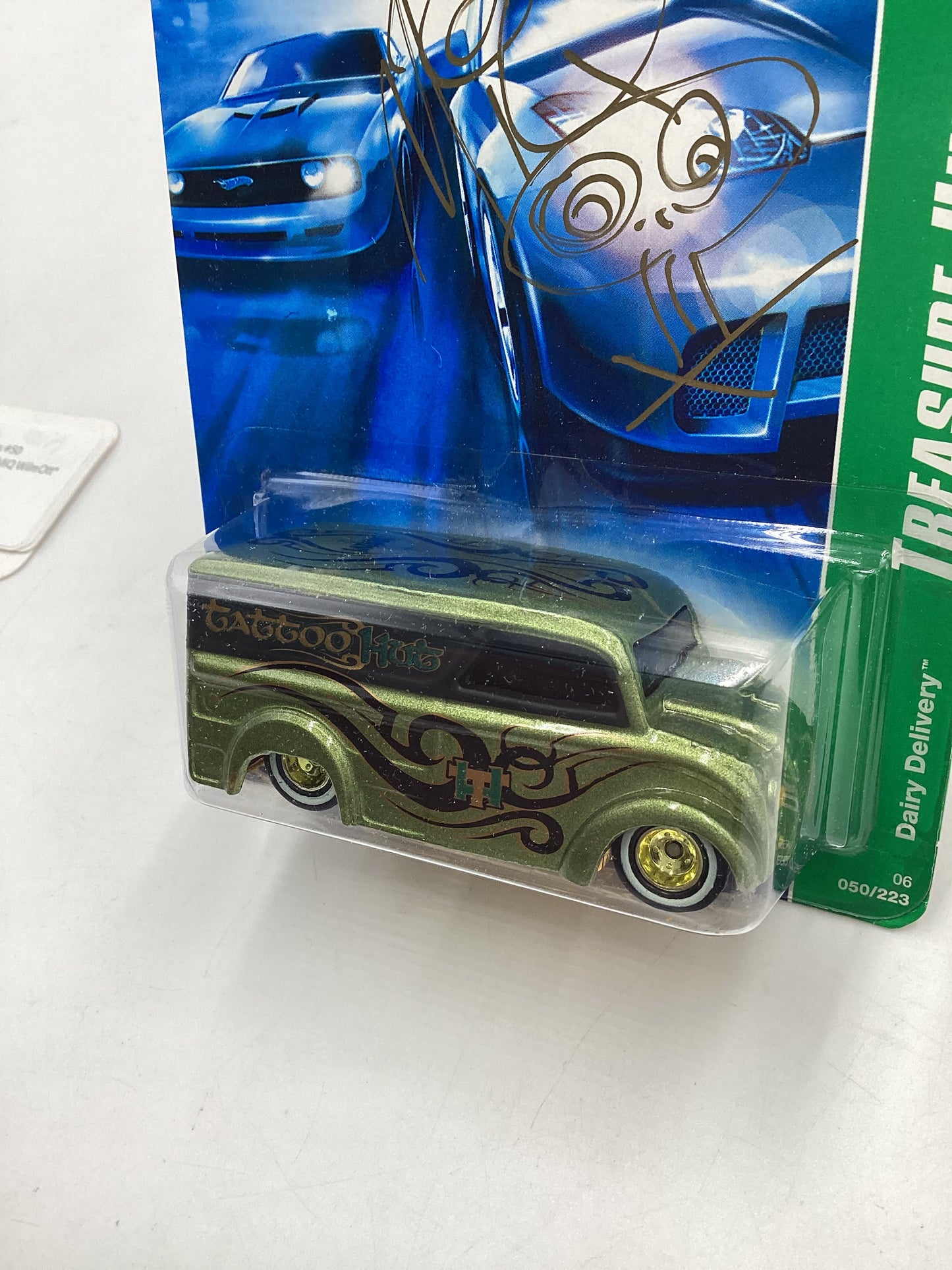 2007 Hot Wheels Treasure Hunt #50 Dairy Delivery * Signed by MiQ WilmOtt with protector