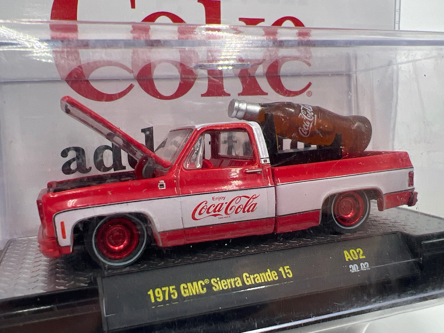 M2 Machines Coca Cola CHASE 1975 GMC Sierra Grande 15 Red/White A02