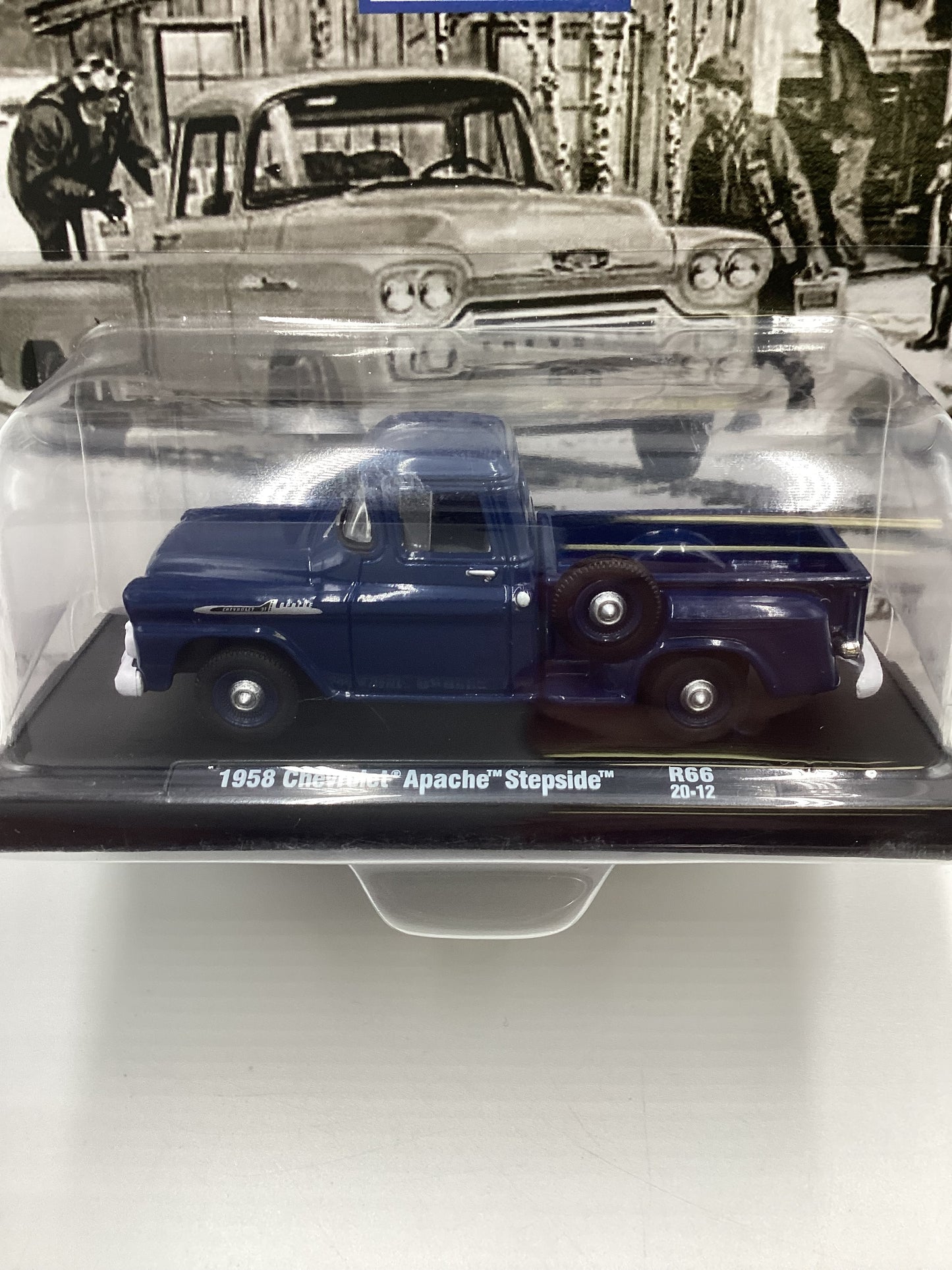 M2 Machines Auto Drivers Chevrolet 1958 Chevrolet Apache Stepside R66 Blue 188C