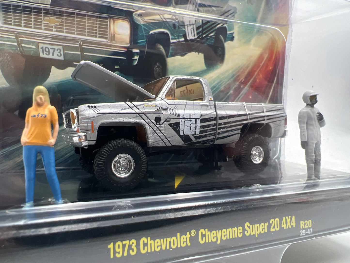 M2 Machines Diorama R20 1973 Chevrolet Cheyenne Super 20 4x4 Silver 198E